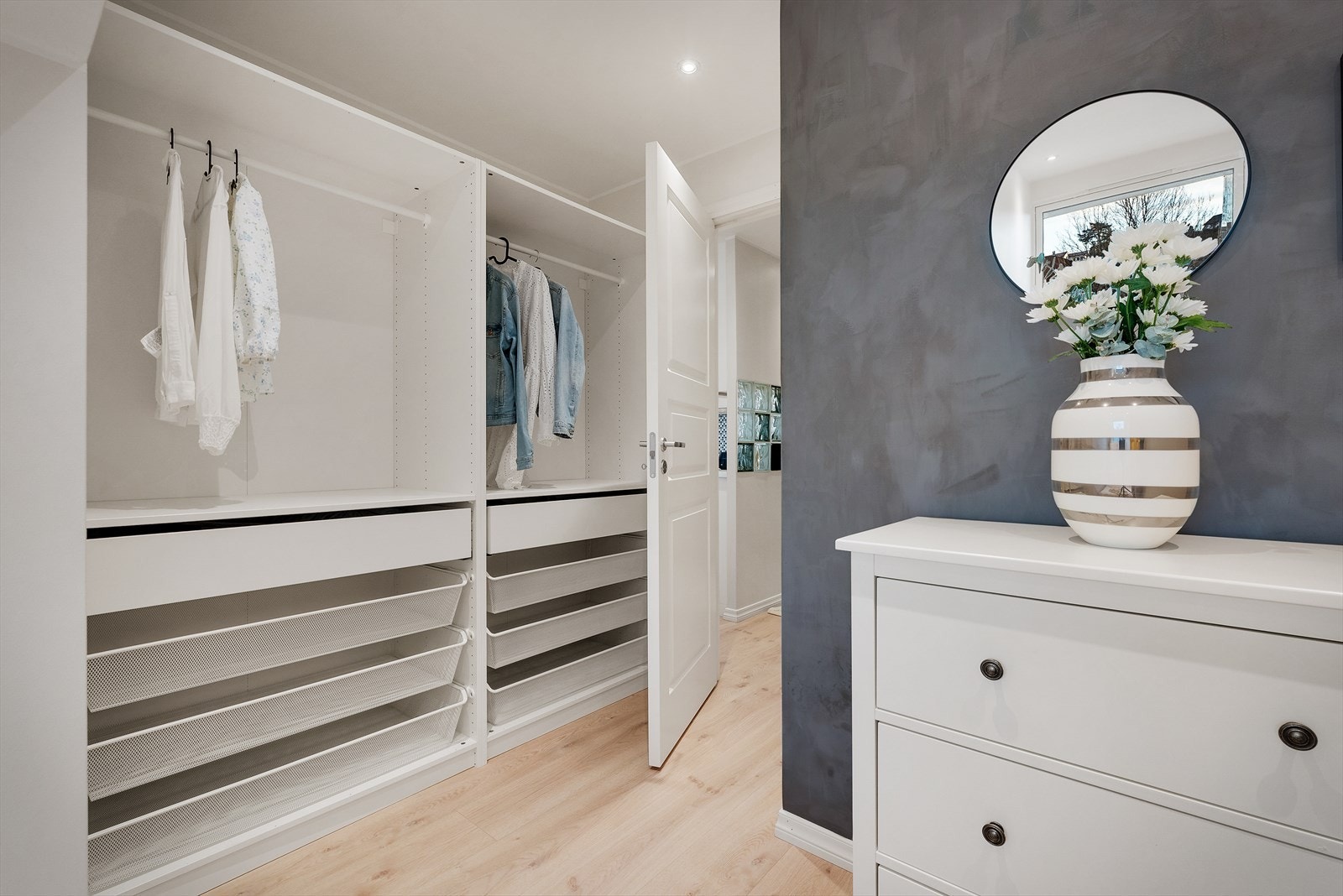 - Gjennomgående lik laminat på gulv sørger for et flott helhetsinntrykk og en rød tråd gjennom boligen - Galleribilde