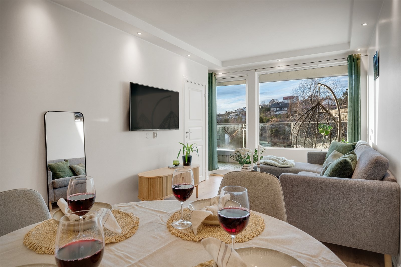 - Innvendig holder leiligheten en innflytningsklar standard. Merk downlights i tak gjennomgående i hele leiligheten - Galleribilde