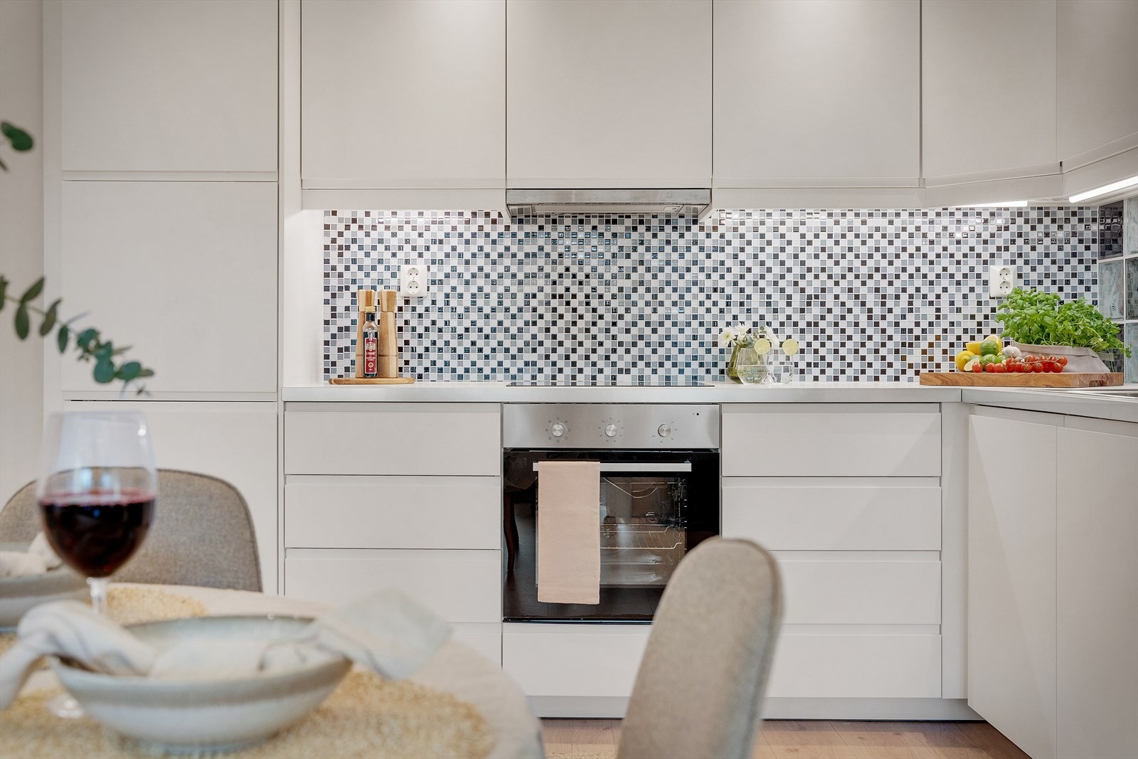 - Kjøkkenet har innredning fra IKEA med slette hvite fronter og benkeplate av laminat - Galleribilde