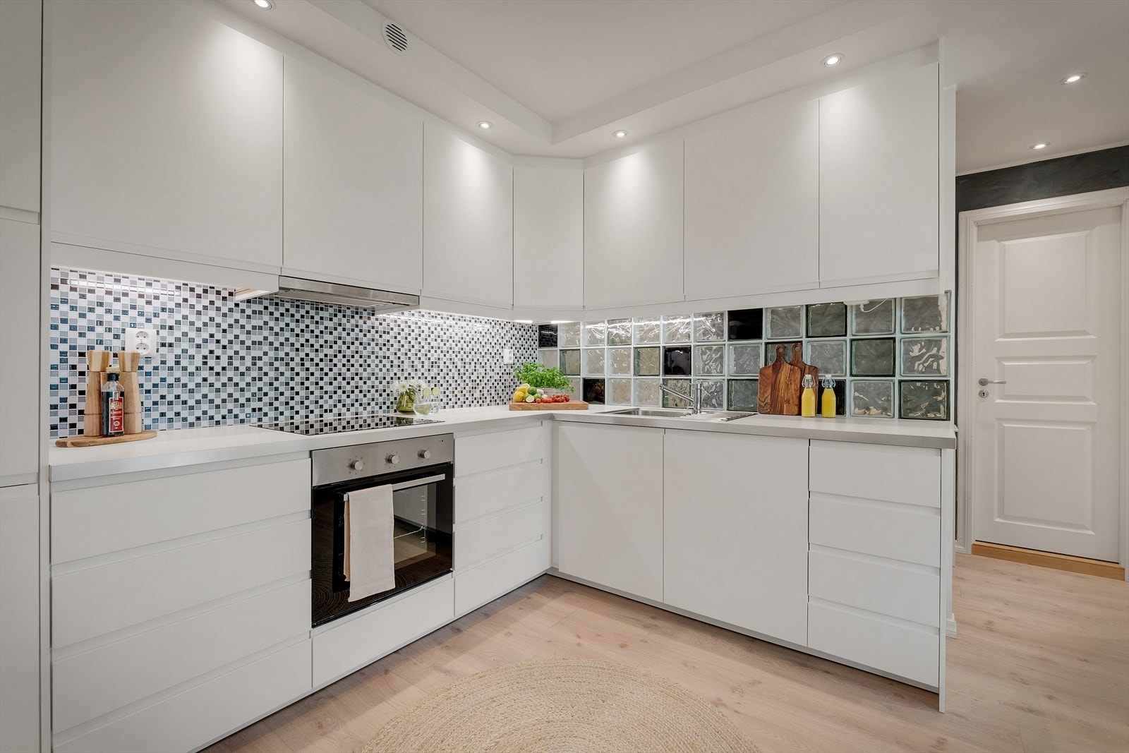 - Ny eier får gleden av integrert stekeovn, platetopp m/induksjon, oppvaskmaskin og kombiskap (kjøl/frys) - Galleribilde