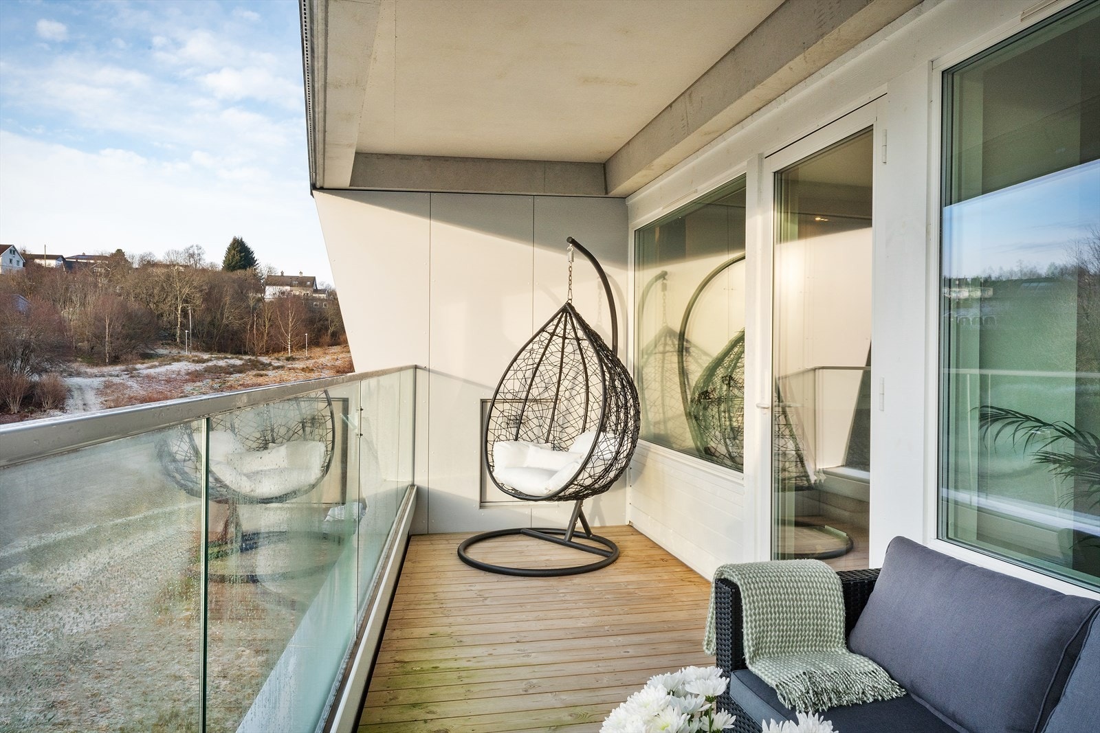 - Balkongen oppleves som en forlengelse av stuen, og bruksmulighetene er enda større ettersom at balkongen er overbygd - Galleribilde