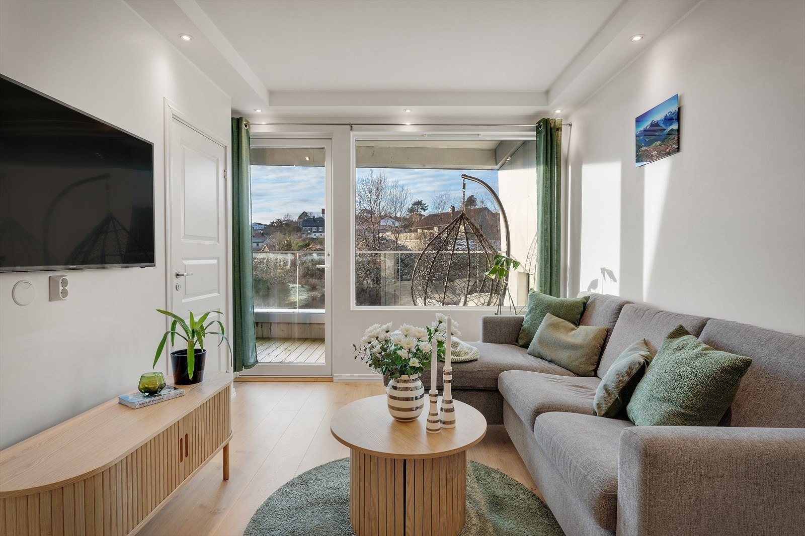 - I 2016/2017 ble leilighetens overflater modernisert, innerdørene ble skiftet, samt nytt toalettrom og ny kjøkkeninnredning - Galleribilde