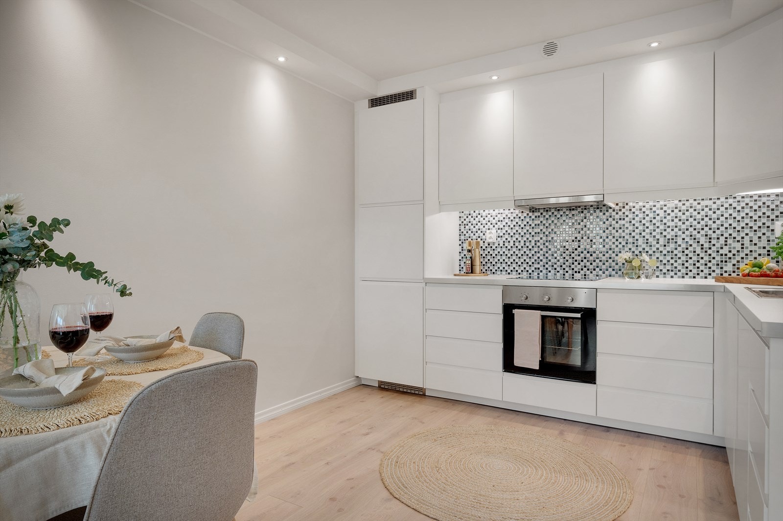 - Med åpen stue-/kjøkkenløsning oppleves hele rommet som en sosial sone - Galleribilde