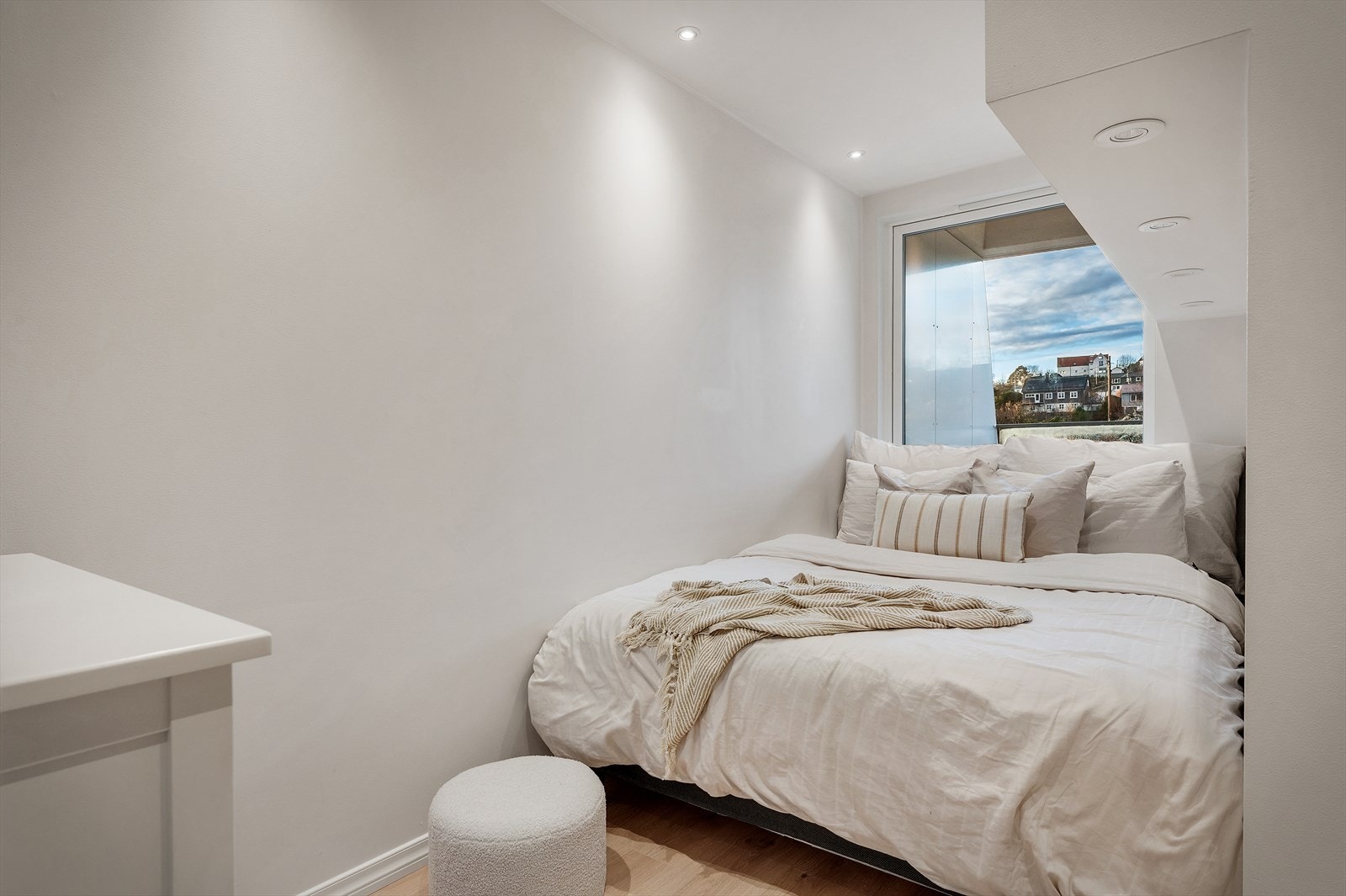 - Soverommet måler 8,2m² og har god plass til dobbeltseng og øvrig møblement - Galleribilde