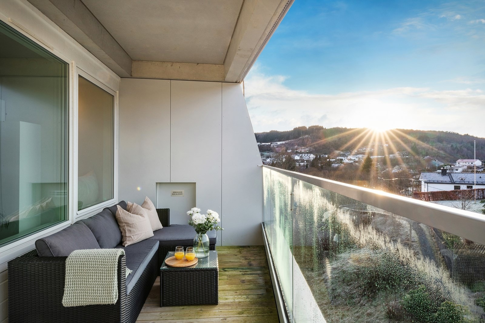 - Leiligheten har en herlig balkong på 11m² hvor solen kan nytes fra ca kl 15 - 21 midtsommers - Galleribilde