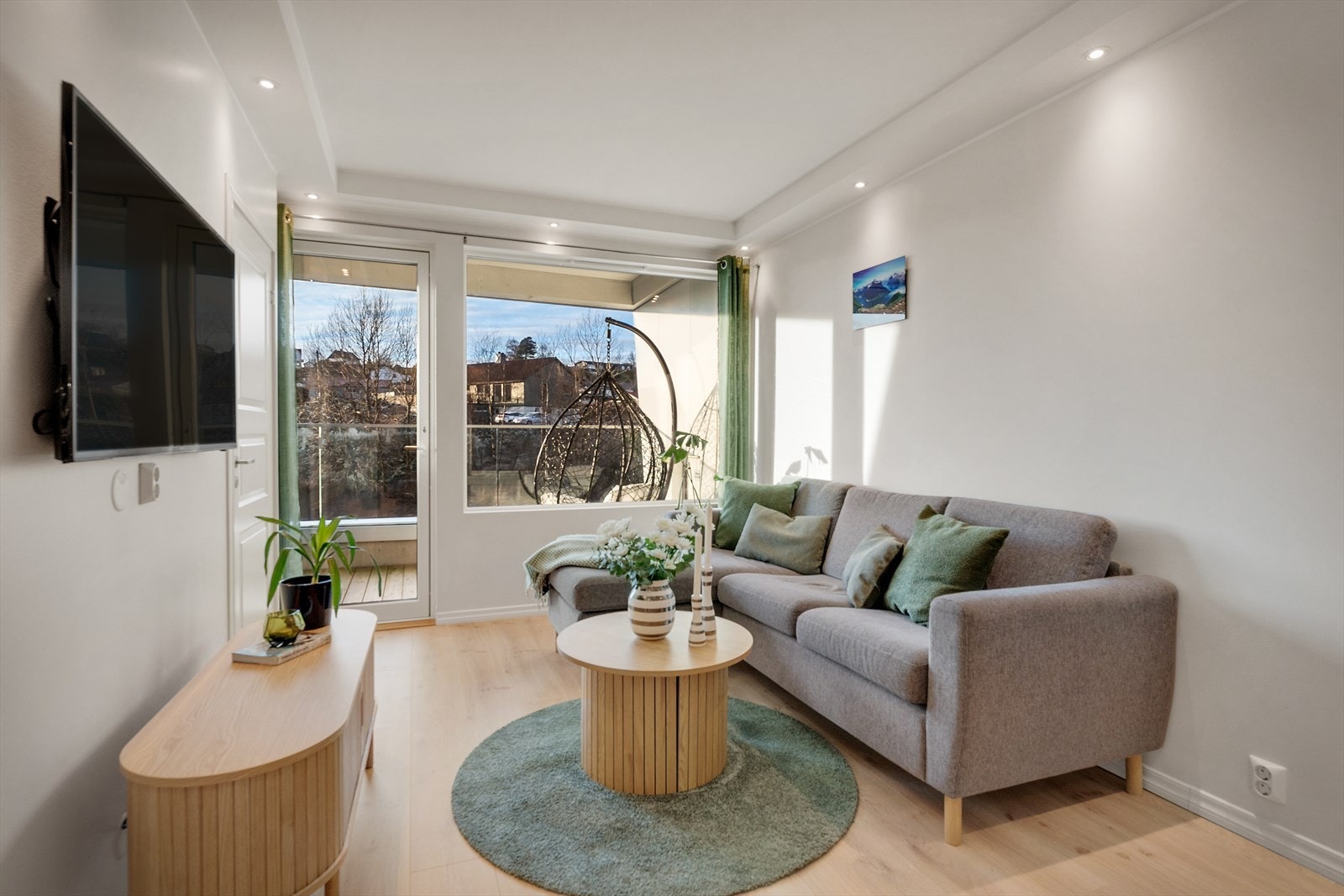 - Stuen fremstår som lys og luftig med flere store vinduer som åpner rommet og sørger for godt med lysinnslipp - Galleribilde