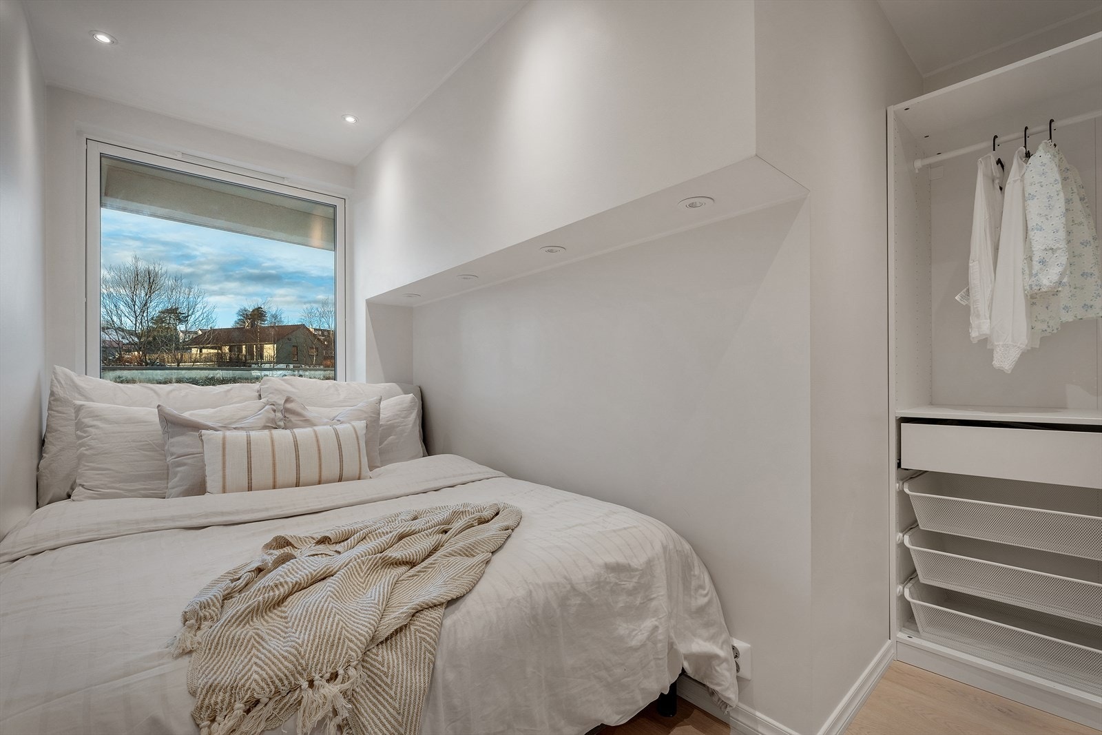 - Merk praktisk garderobeløsning som medfølger helt kostnadsfritt(!) - Galleribilde