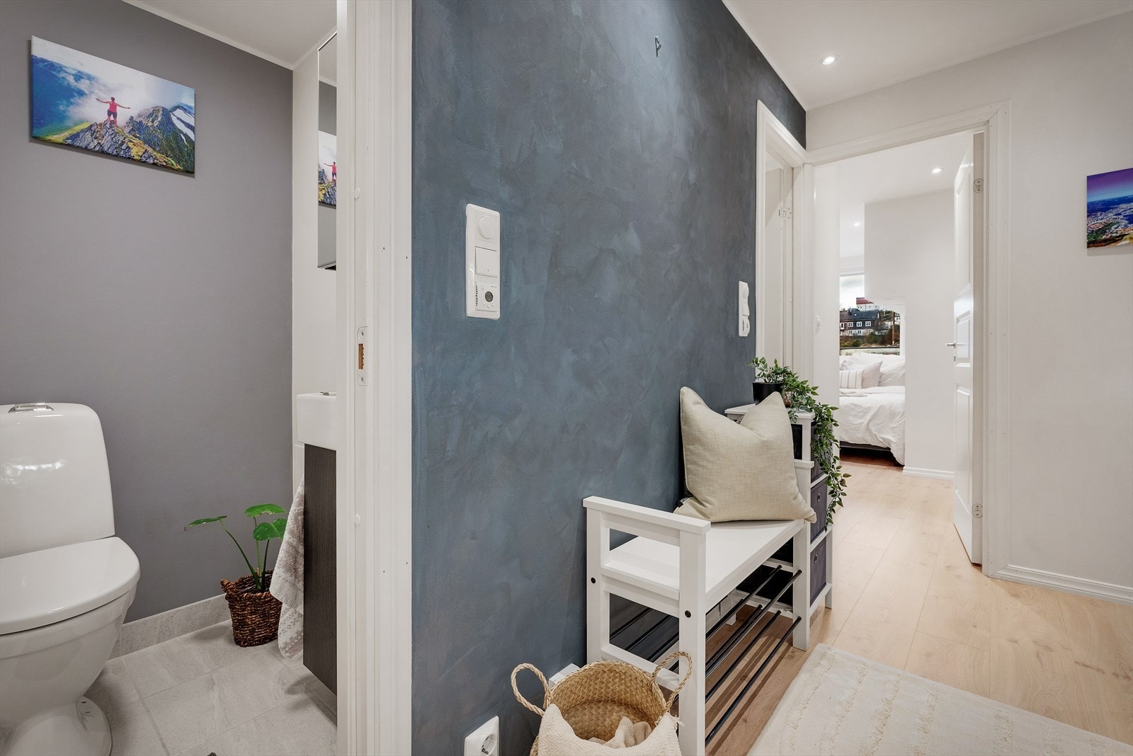 - Lys og romslig entré som gir et flott førsteinntrykk av boligen - Galleribilde