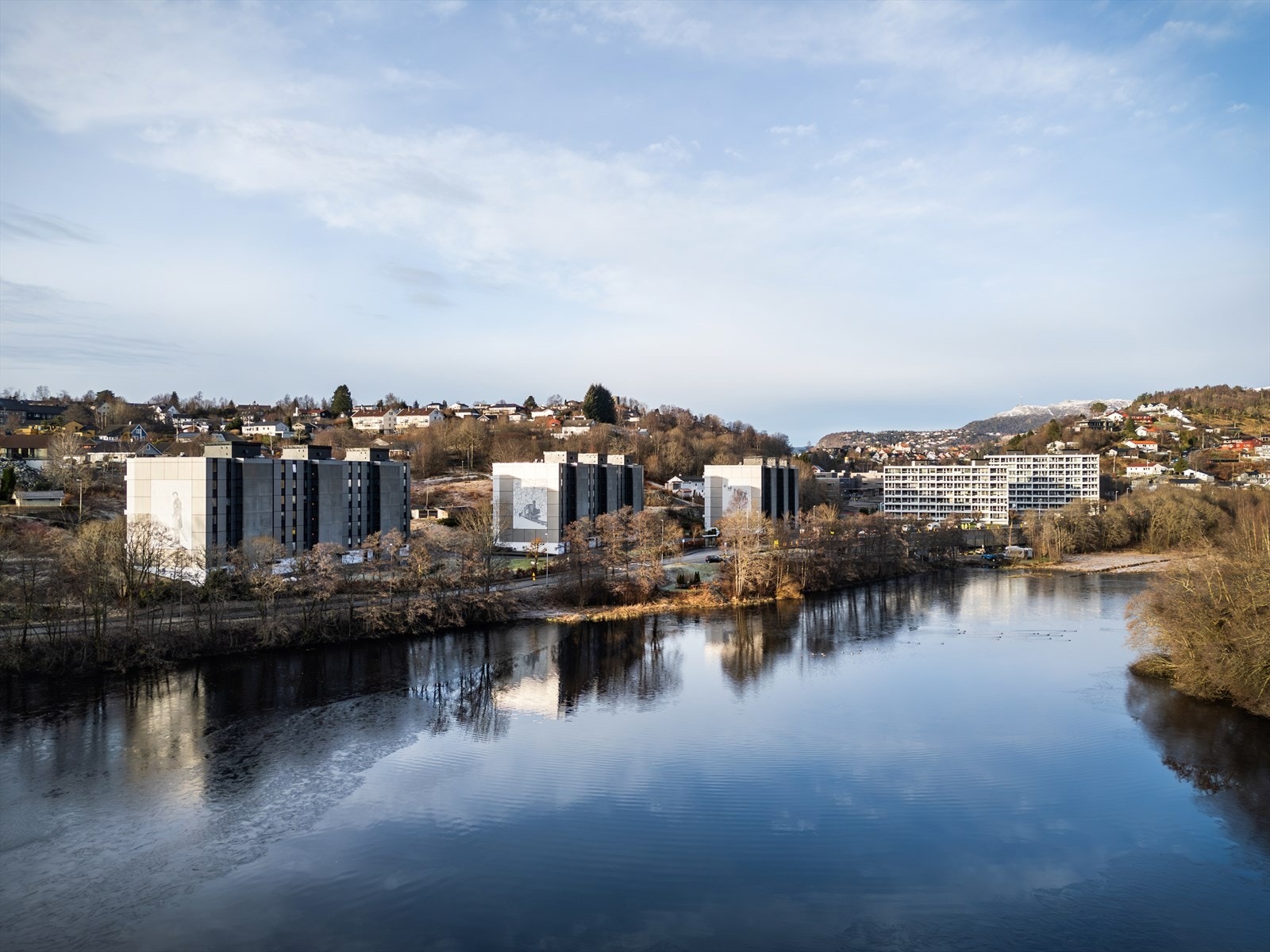 - Fra leiligheten tar det to minutter å gå til nærmeste busstopp "Elveneset nord" - Galleribilde