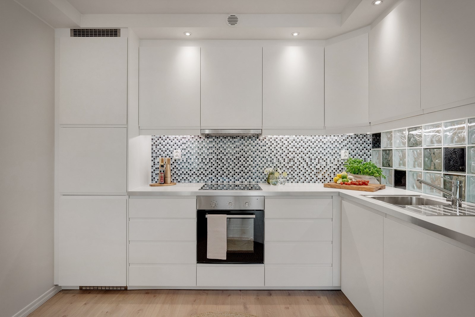 - Merk mosaikkfliser og glassbyggerstein over benkeplate - Galleribilde