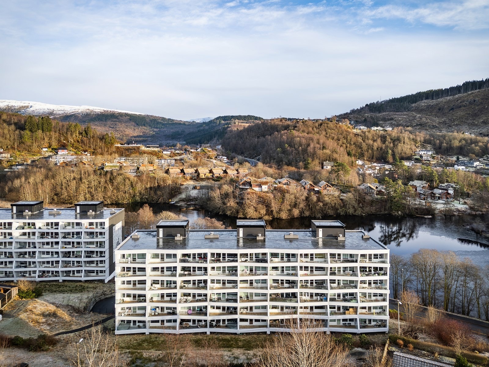 - Boligen har en flott og attraktiv beliggenhet i Elvenesvegen på Nesttun - Galleribilde