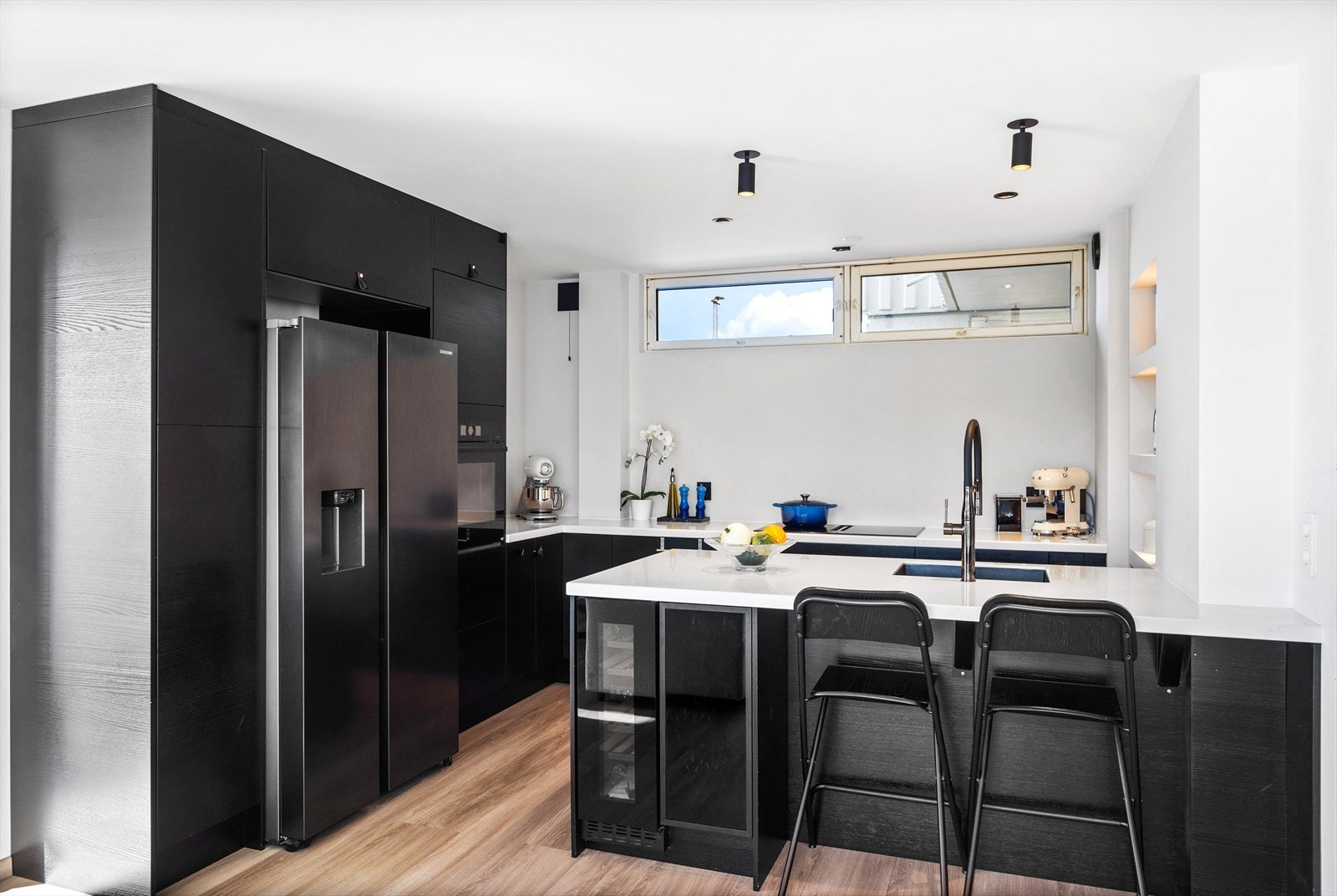 - Moderne kjøkkeninnredning med glatte fronter og benkeplate av naturstein(calcatta gold premium) med nedfelt vaskekum - Galleribilde