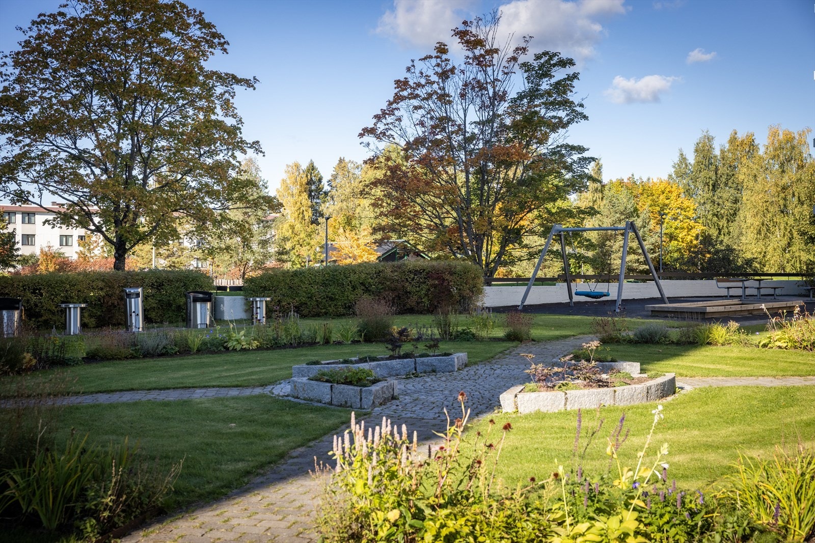 - Hyggelige fellesområder med plen og sittegrupper - Galleribilde