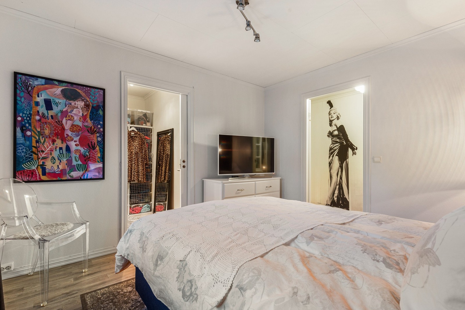 Fra hovedsoverommet er det direkte inngang til walk-in-closet Galleribilde