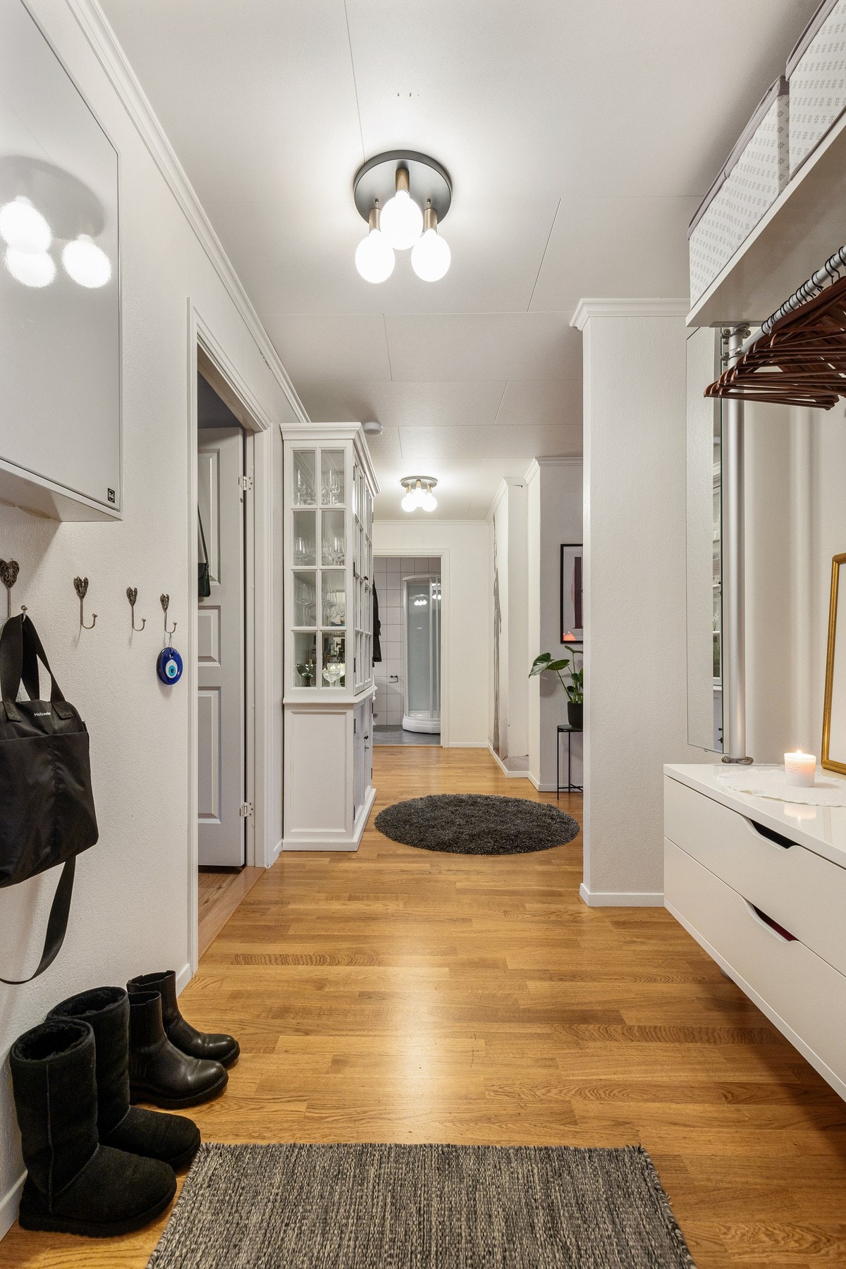 Lys entré med plass til garderobeskap og andre oppbevaringsløsninger Galleribilde