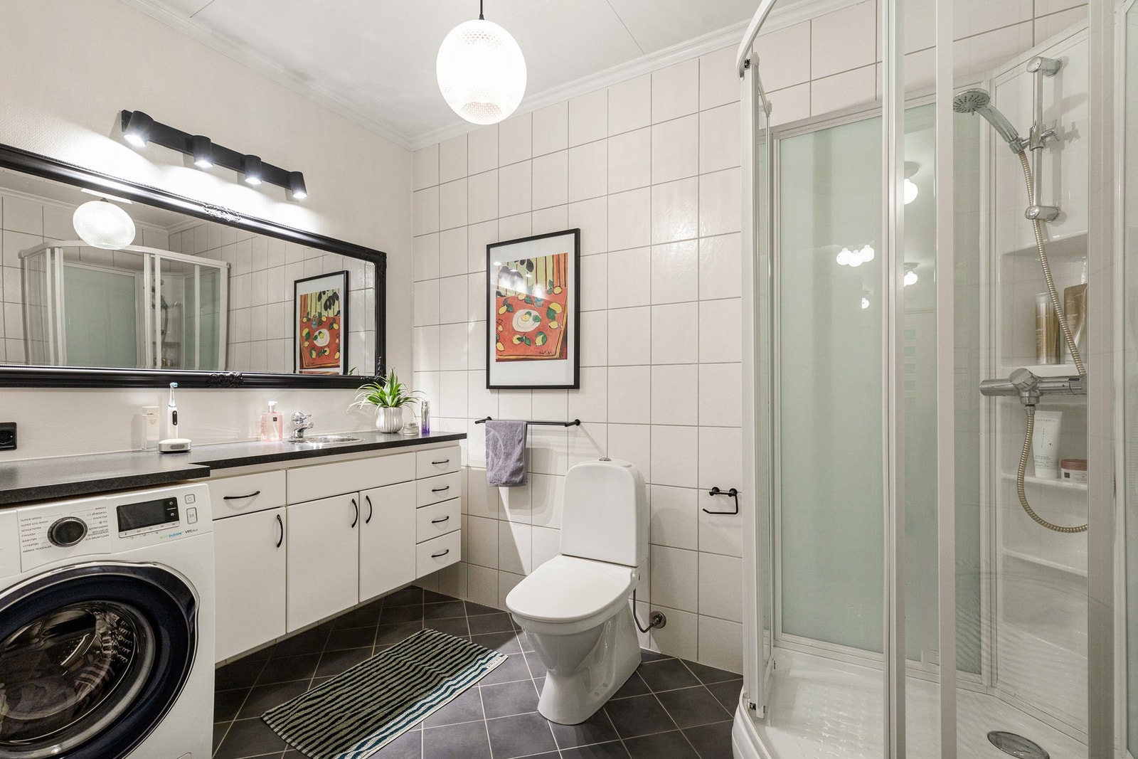 Pent opparbeidet bad med flislagte overflater Galleribilde