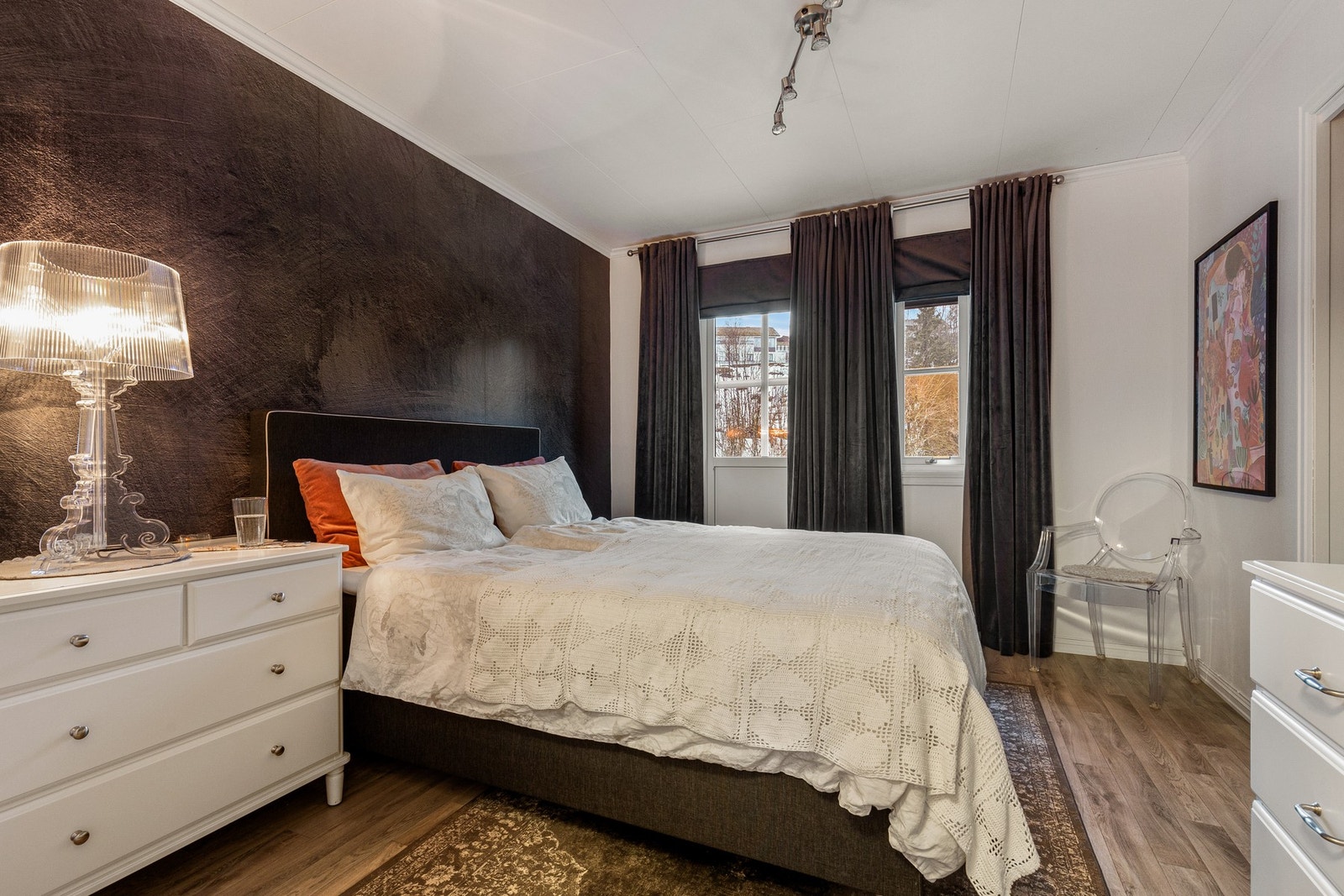 Et trivelig hovedsoverom av god størrelse og har egen utgang til sørvendt balkong på ca 22 m2 Galleribilde