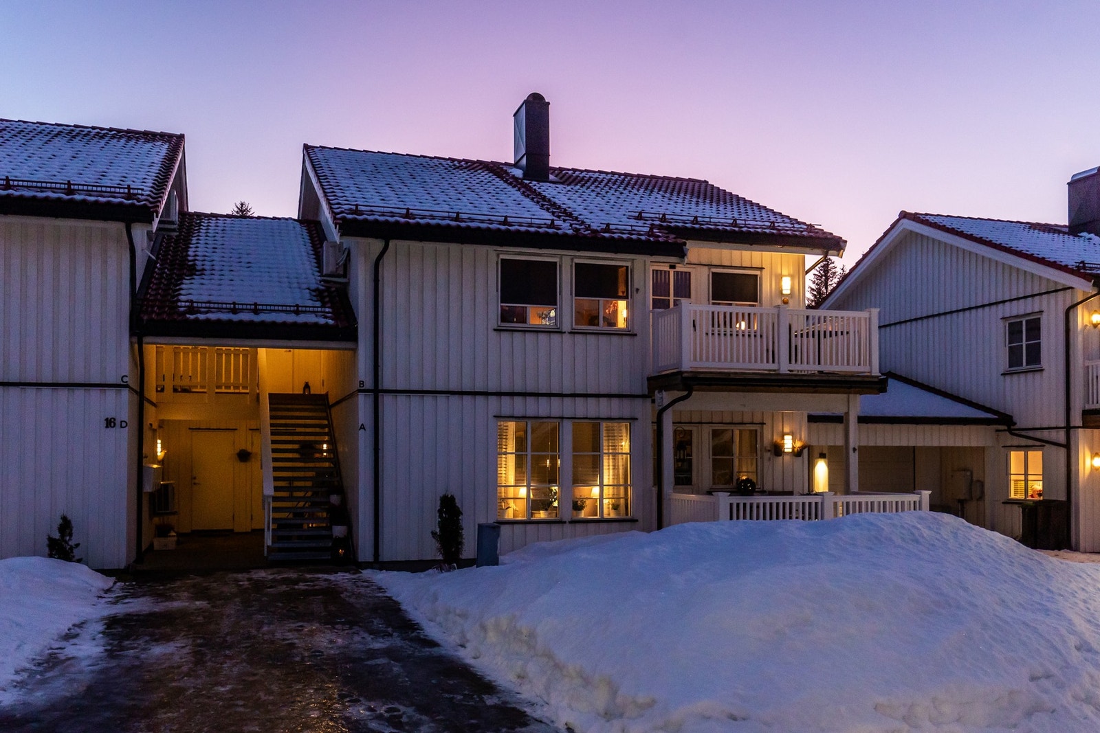 Boligen ligger i andre etasje og består av entrè, to soverom, kjøkken, stue, bad og bod/garderobe Galleribilde