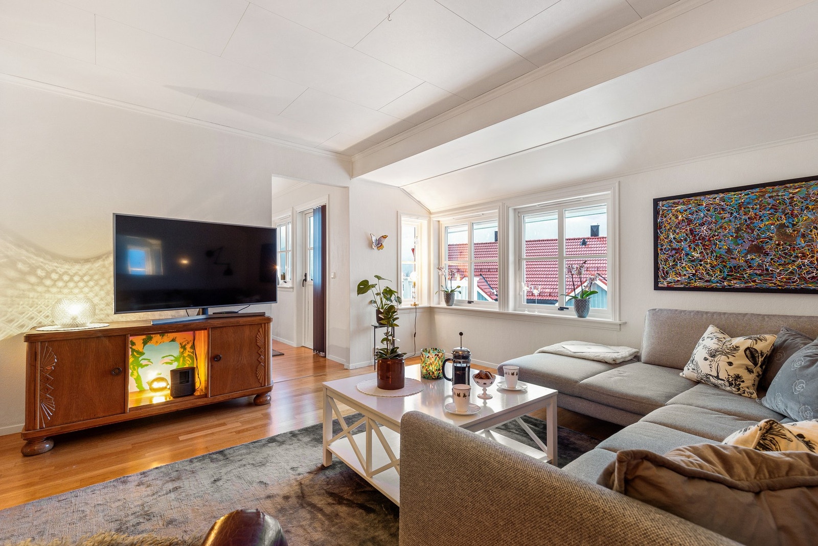 Fra stuen er det inngang til kjøkken Galleribilde