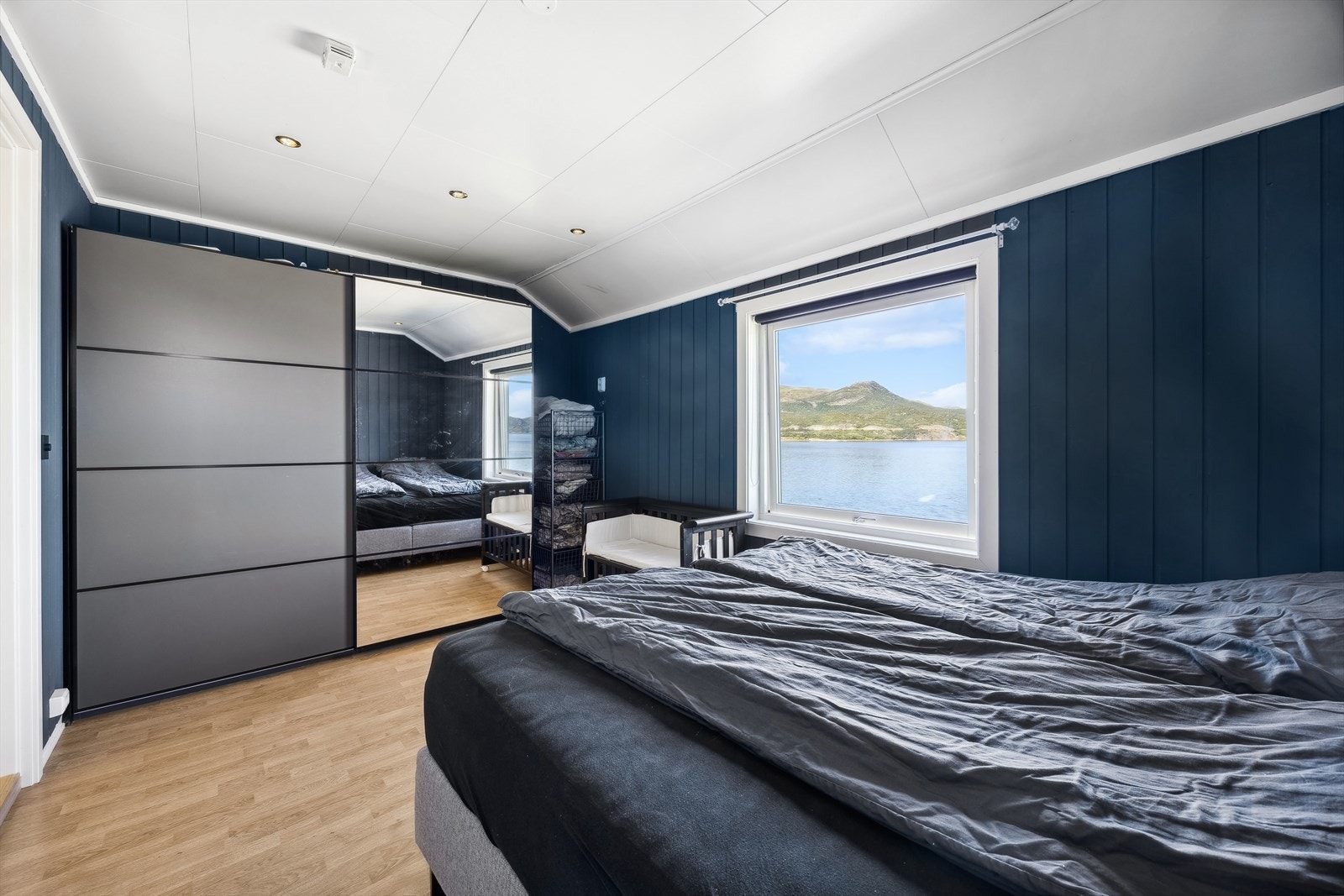 Hovedsoverom med skyvedørsgarderobe og direkte utgang til balkong. Galleribilde