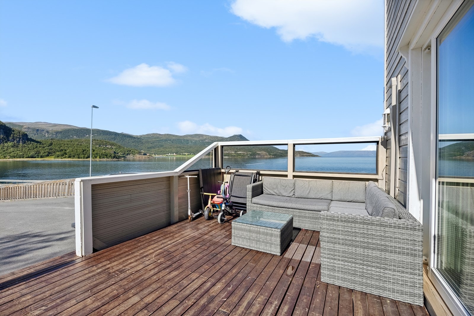 Terrasse med utgang fra stue, hvor nydelig utsikt og varme sommerdager kan nytes. Galleribilde