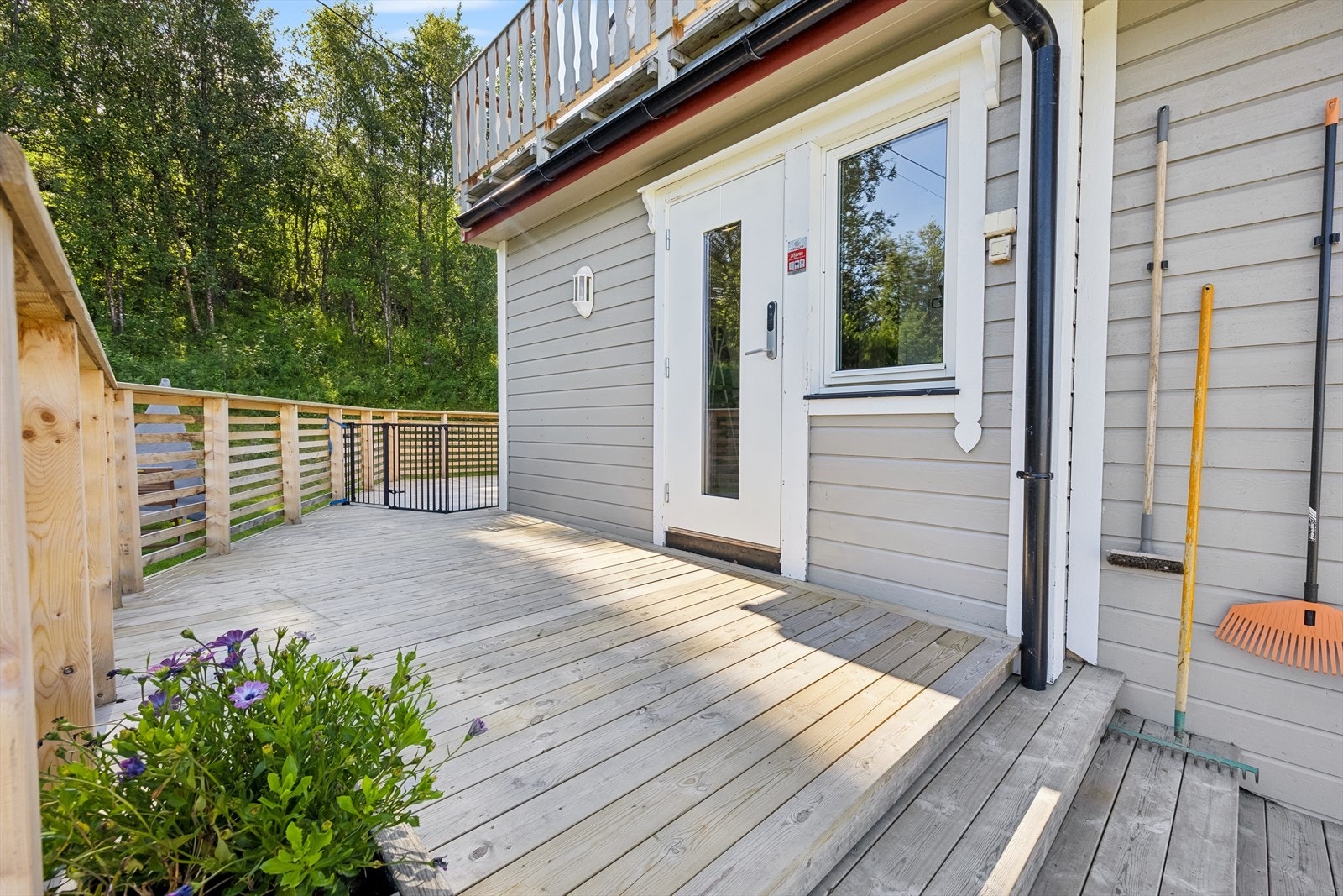 Hyggelig inngangsparti med terrasse ønsker deg velkommen inn i boligen. Galleribilde