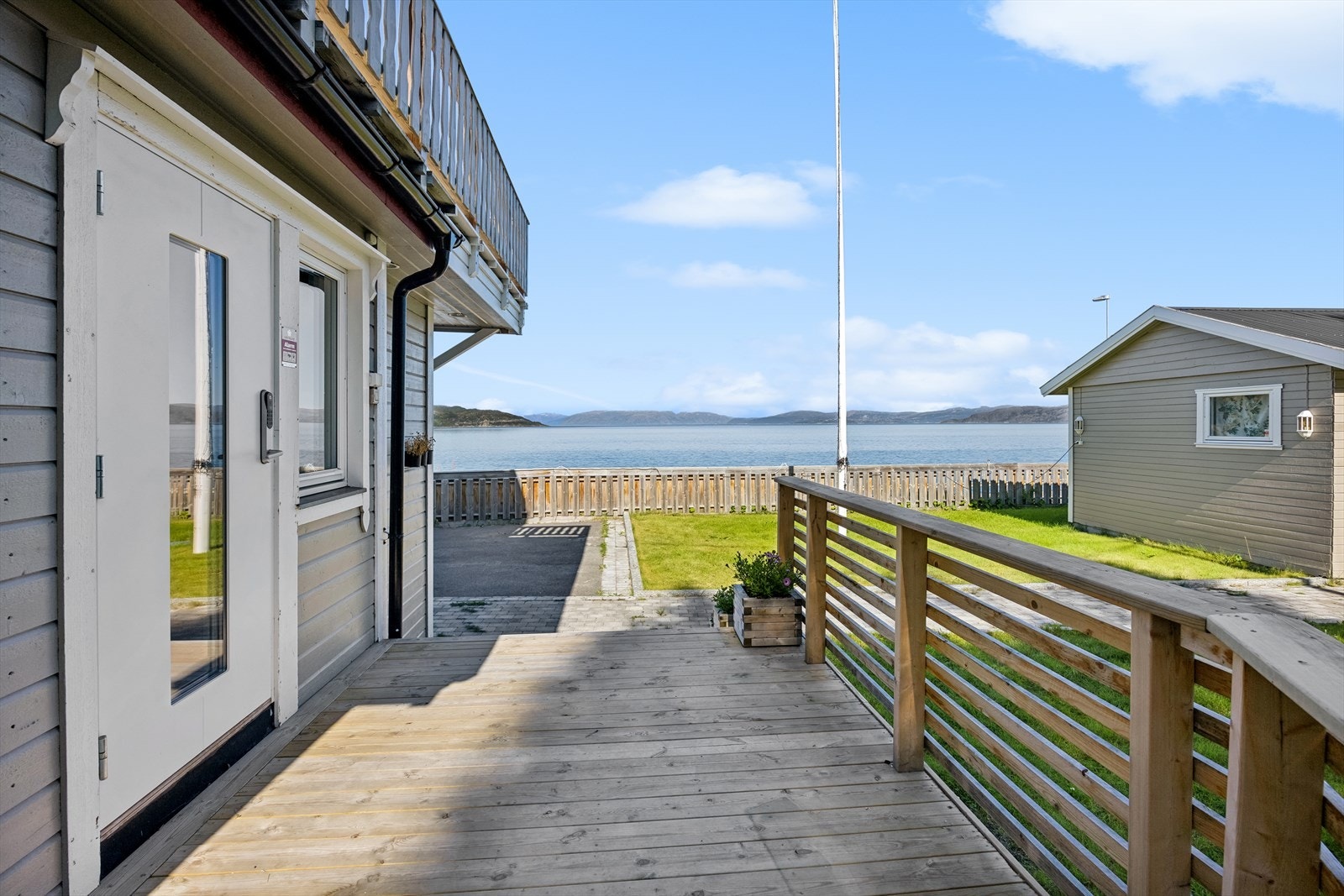 Inngangsparti med terrasse og utsikt. Galleribilde