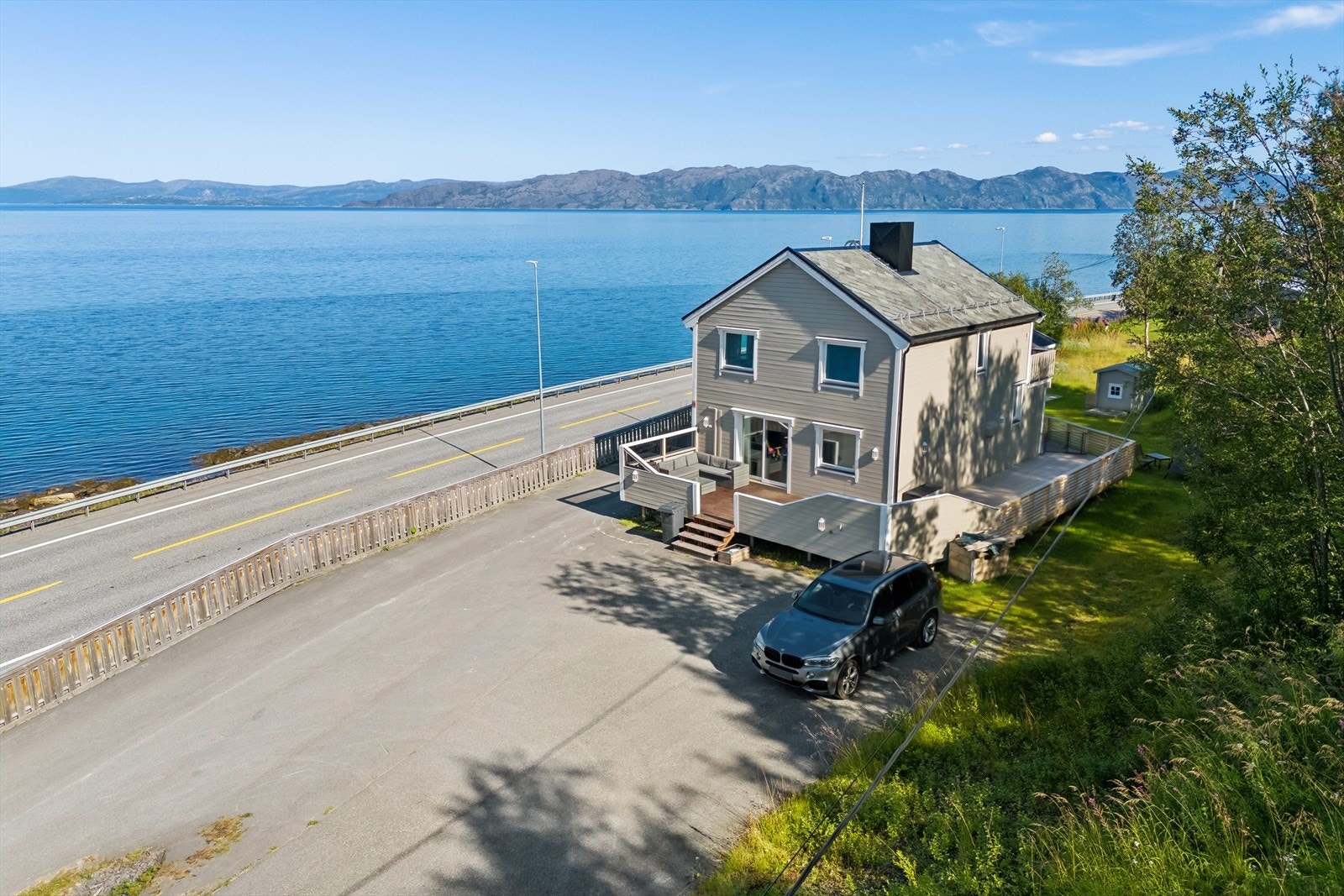 Kråknesveien 657 ligger fint til ved sjøen på en selveiet tomt i Talvik, ca. 26 km fra Alta og med spektakulær utsikt fra de fleste rom. Galleribilde