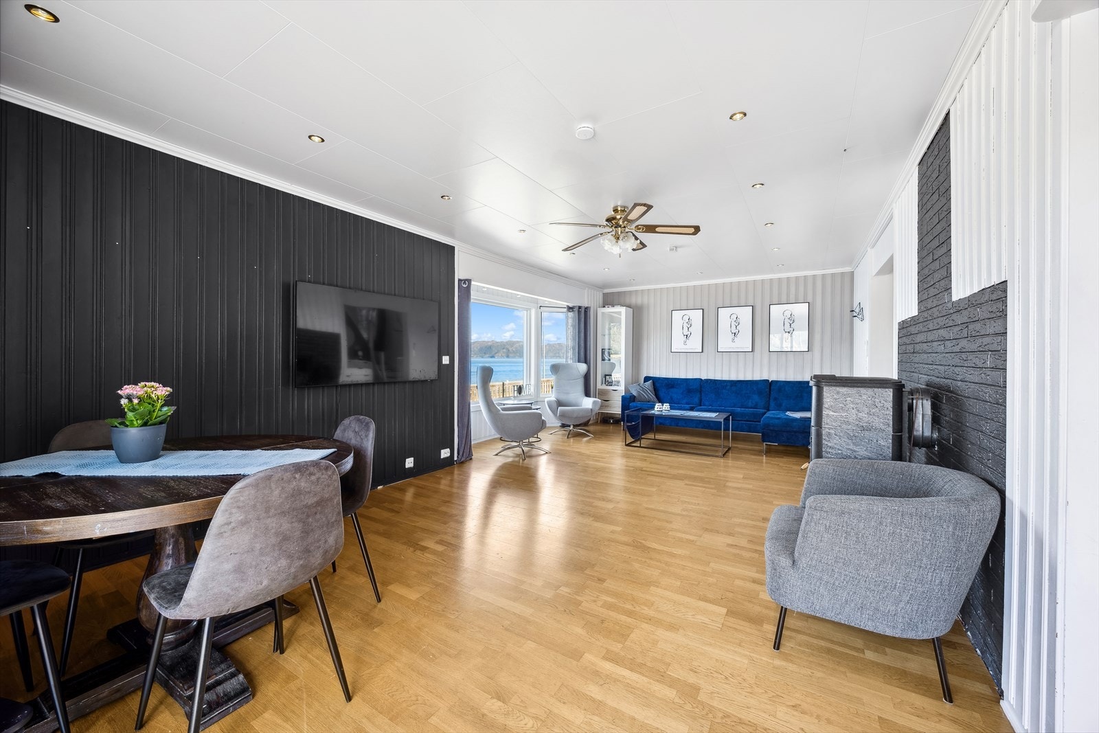 Rommet har en møbleringsvennlig planløsning med god plass til både sofa og spisegruppe. Galleribilde
