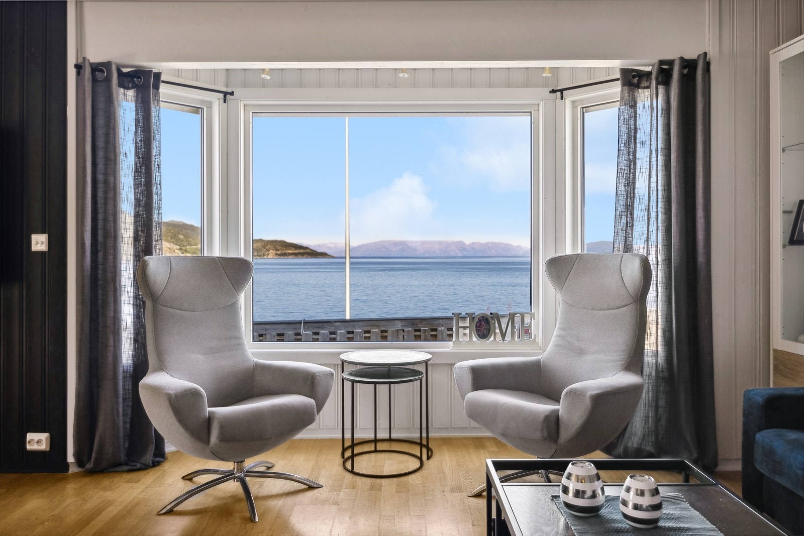 Utsikten kan også nytes fra de fleste innvendige rom. Her med utsikt fra stuen i 1. etasje. Galleribilde
