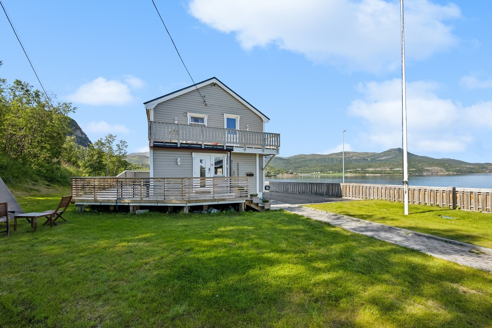 Skrånet tomt med opparbeid slett område rundt boligen. Utearealet er opparbeidet med plen, brostein og eller naturlig vekst. Galleribilde