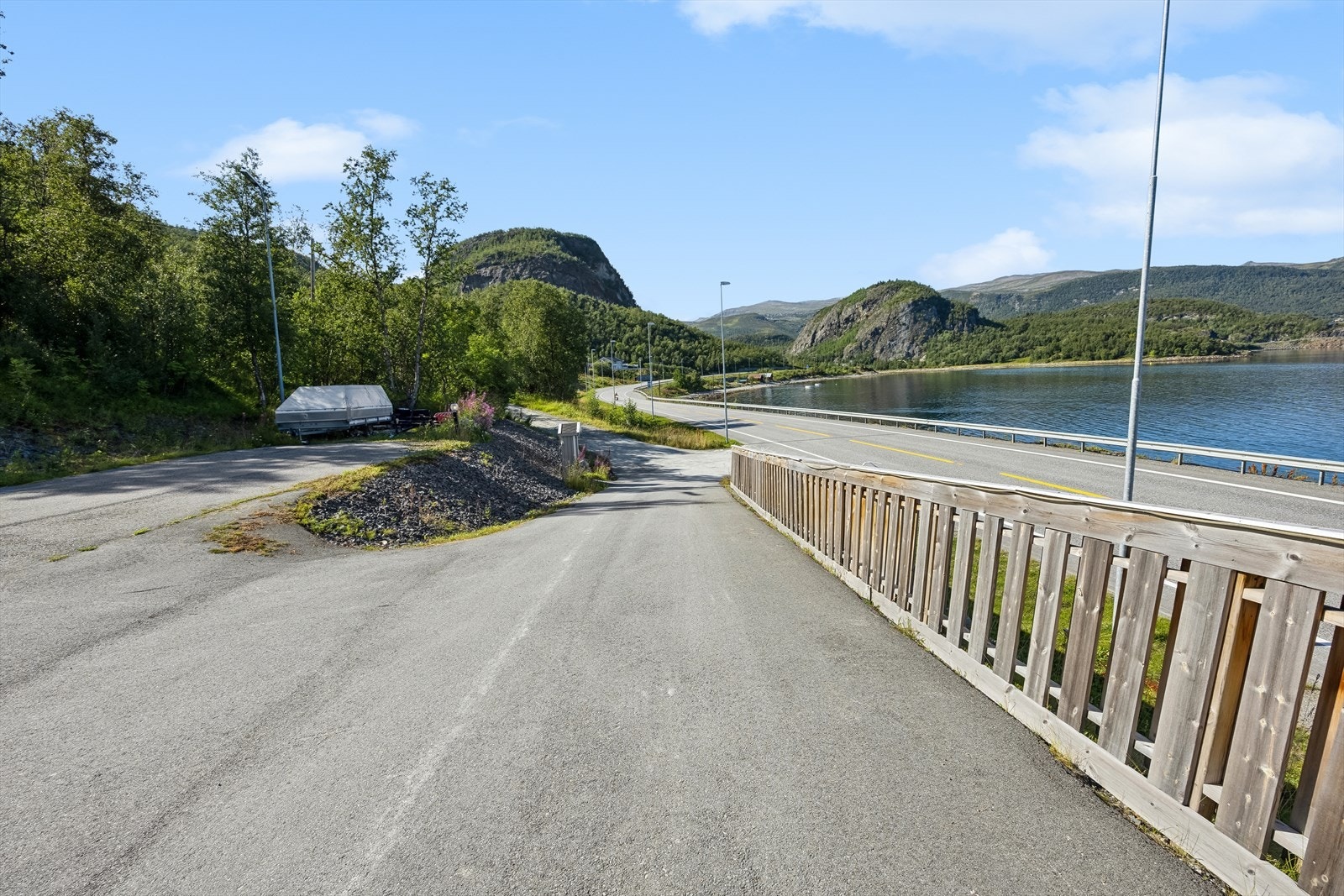 Asfaltert innkjørsel og parkering. Galleribilde