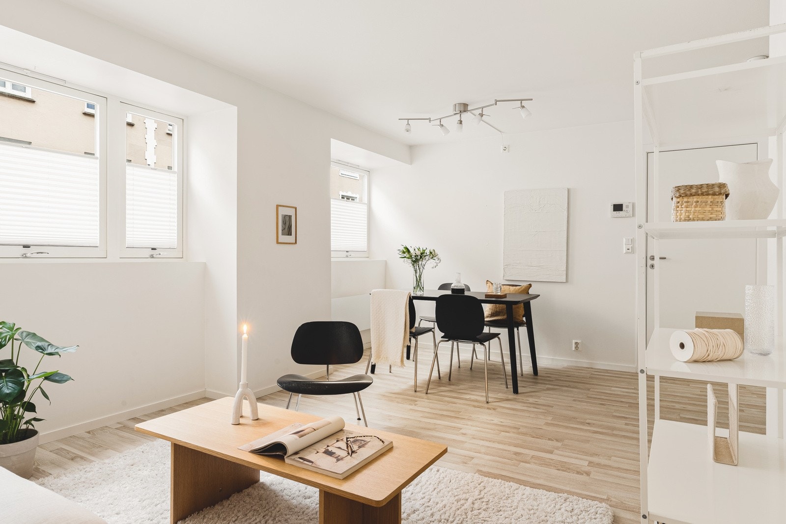 Her er det god plass til å innrede med både sofa- og spisegruppe. Galleribilde