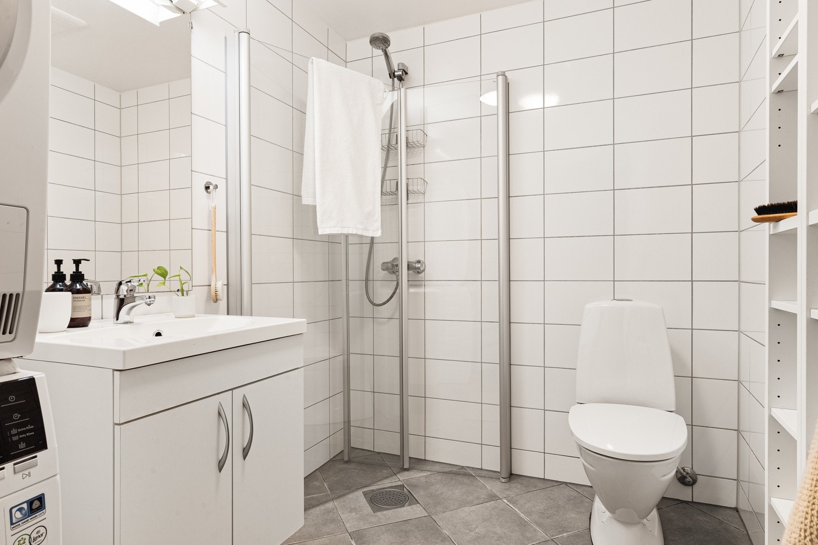 Badet er helfliset og har en slett malt himling. Det er innfelte downlights i himling. Galleribilde