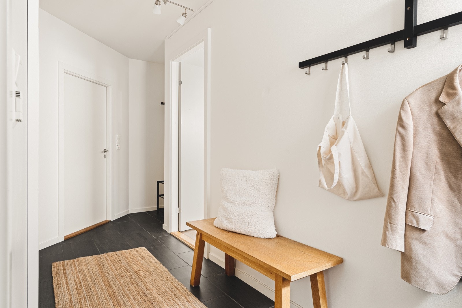 Velkommen inn! Det første som møter deg er en lys og trivelig entré med plass til å henge fra seg yttertøy og sko. Galleribilde