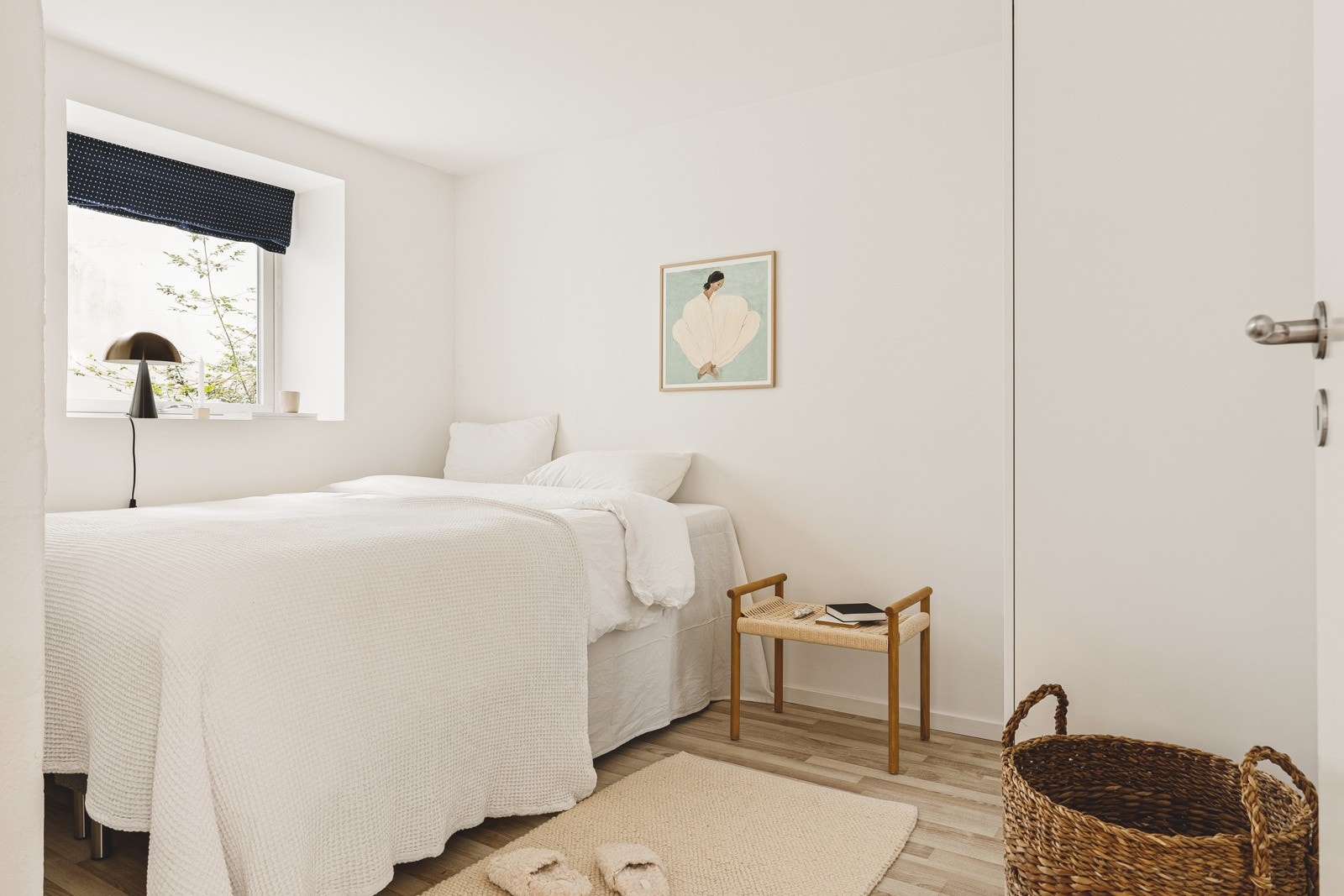 Hovedsoverommet er av god størrelse med plass til dobbeltseng og klesskap/kommode og eventuelt annet møblement om ønskelig. Galleribilde