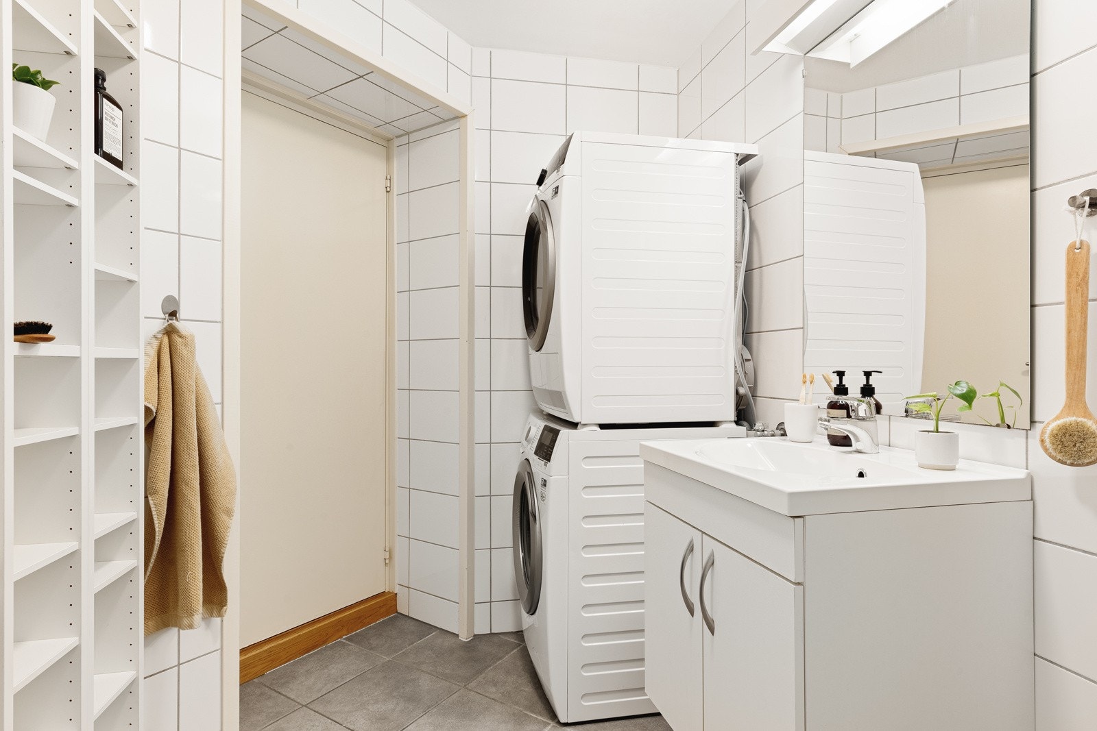 Badet måles til ca. 4,5 kvm. Størrelsen på badet er utnyttet til det ytterste. Galleribilde