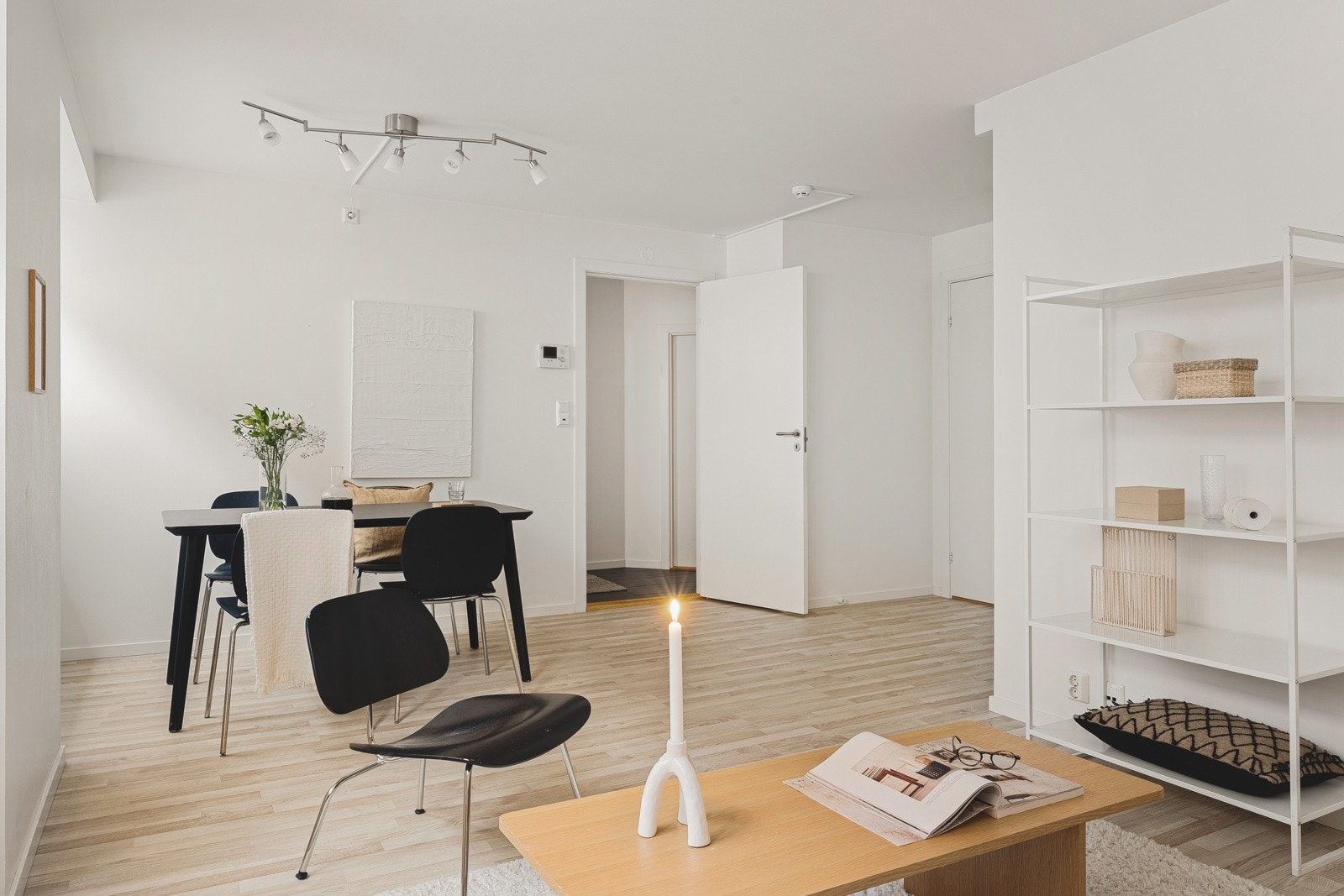 Vi beveger oss videre til en romslig og fin stue. Galleribilde