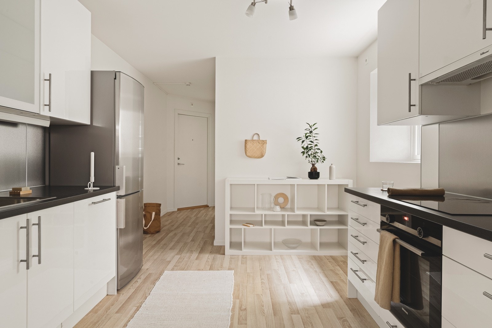 Kjøkkenet har vindu som vender mot bakgård, og det er plass til et lite kjøkkenbord om ønskelig. Galleribilde