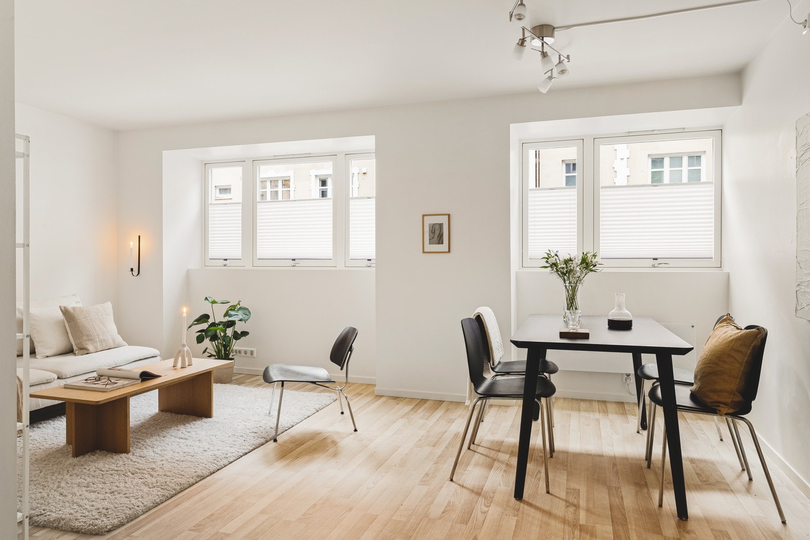 Det er 3-stavs laminat på gulv, slette malte vegger og rommet måles til ca. 21,5 kvm. Galleribilde