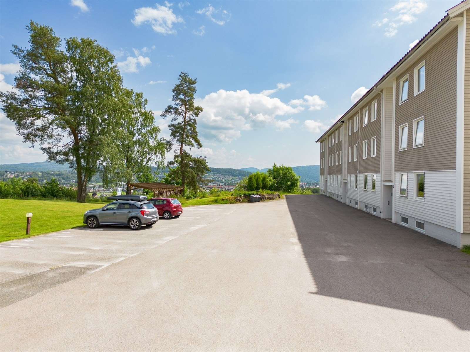 Videre disponerer boligen en fast parkeringsplass.
Det er mulighet for å lade elbil i borettslaget. Galleribilde