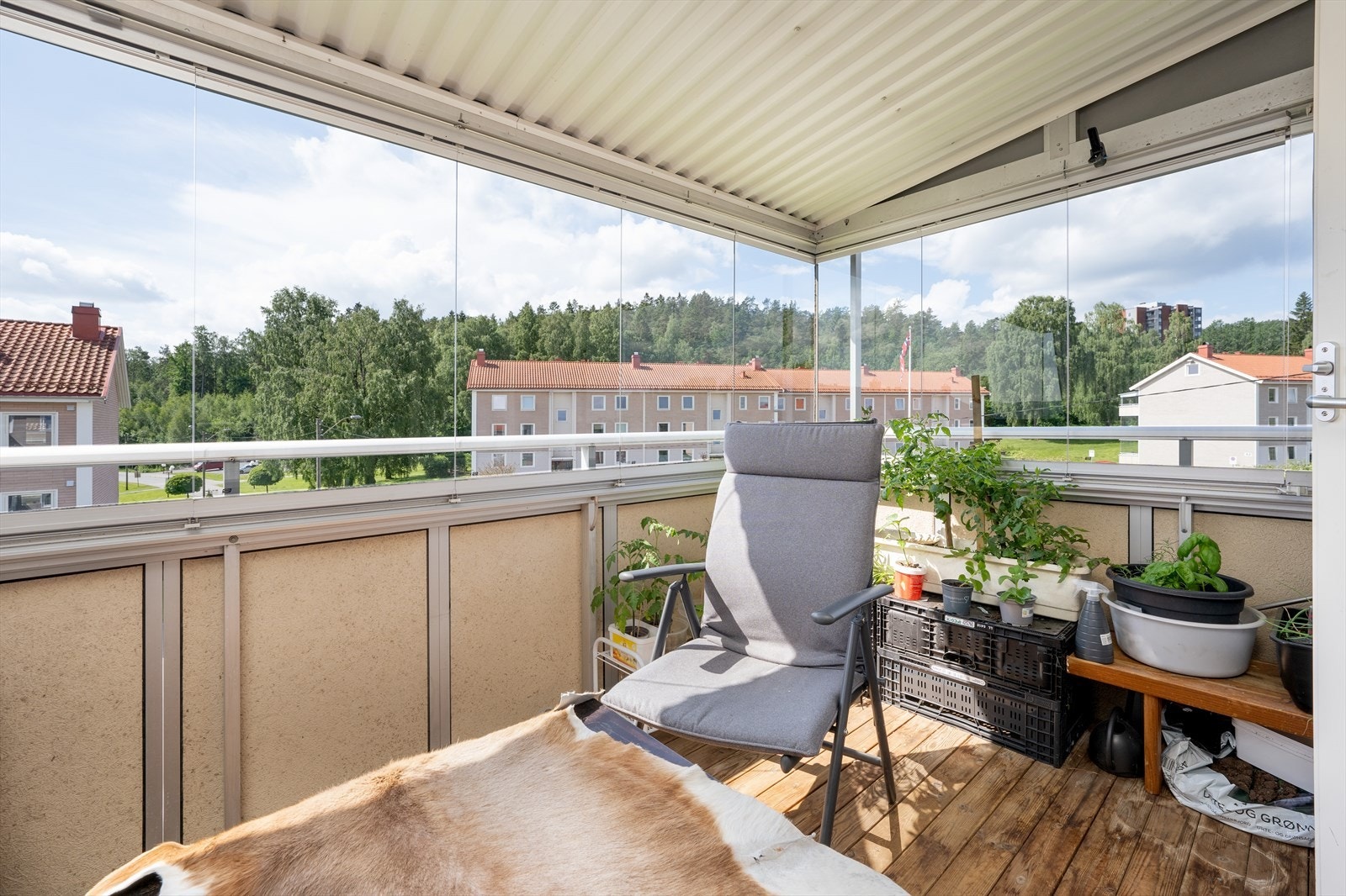 Her er det en flott, sydvestvendt innglasset balkong med gode solforhold både sommer og vinter. Fra verandaen er det også fin utsikt ut over nærområdet og borettslagets fellesareal. Galleribilde
