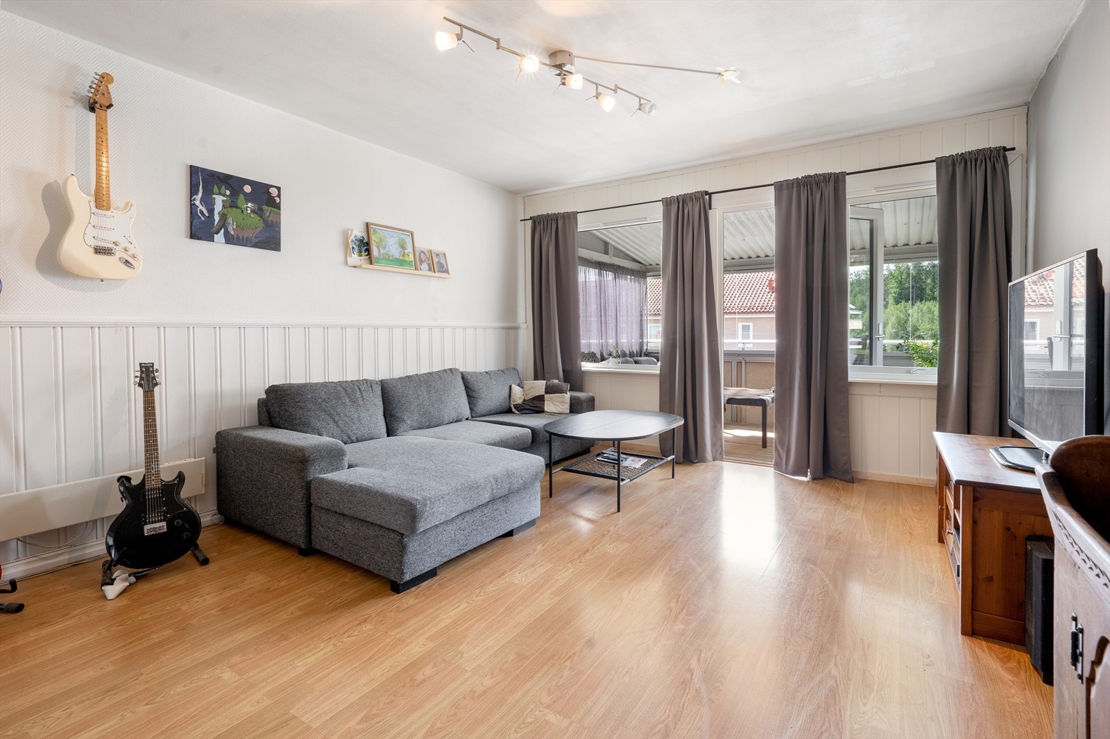 Stue med god plass til sofagruppe og spisestue Galleribilde