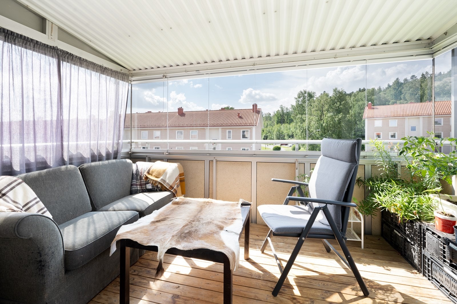 Fra stuen er det utgang til innglasset balkong. Balkongen er 8 kvm stor og kan benyttes store deler av året.
Inngl.balkong med gode solforhold Galleribilde