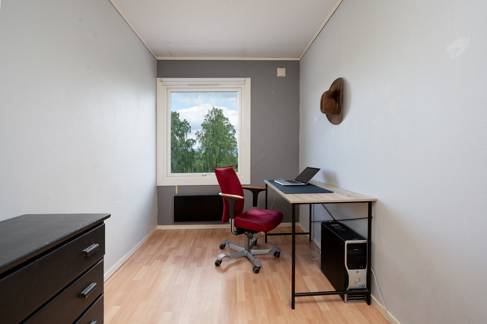 Soverom nr. 3 er 8 kvm stort, og har laminat på gulv og malt tapet på vegger. Her er det garderobeskap, panelovn og rullegardin. Galleribilde