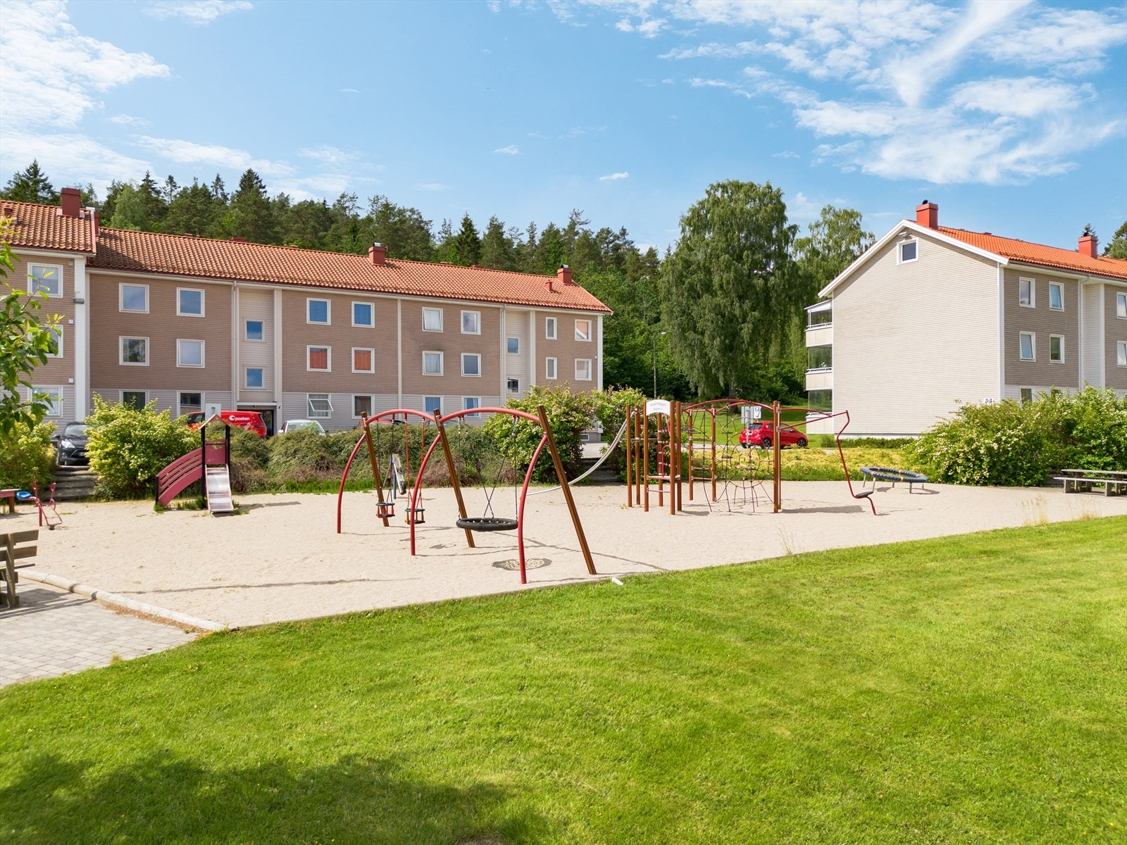 Borettslagets tomt er pent opparbeidet med store, felles grøntarealer og diverse beplantning. Det er også opparbeidet lekeplass, fotballbane og flere sosiale soner med bord og benker. Galleribilde