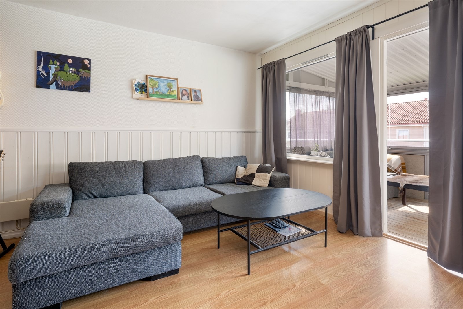 Boligen fremstår som en hyggelig 4-roms leilighet med lyse overflater og god planløsning. Galleribilde