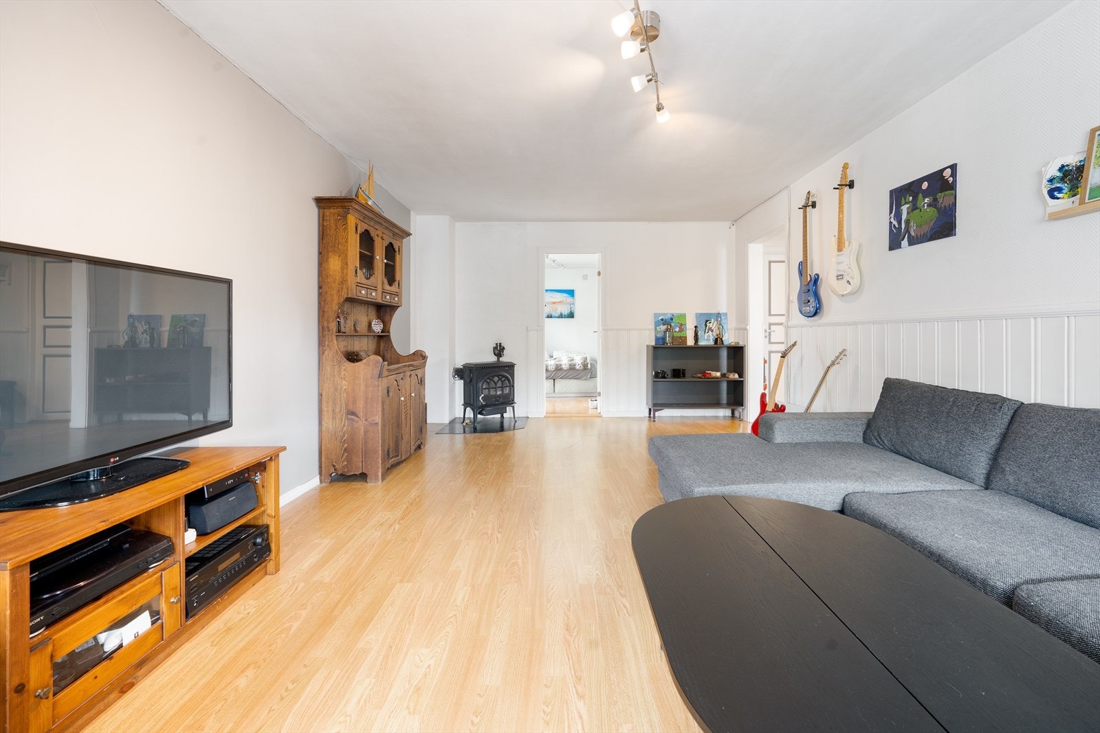 Lys stue på 22 kvm med laminat på gulv og malt tapet/ brystpanel på vegger. I stuen er det en rentbrennene vedovn. Kable tv og bredbånd fra Telenor er inkludert i felleskostnadene. Galleribilde