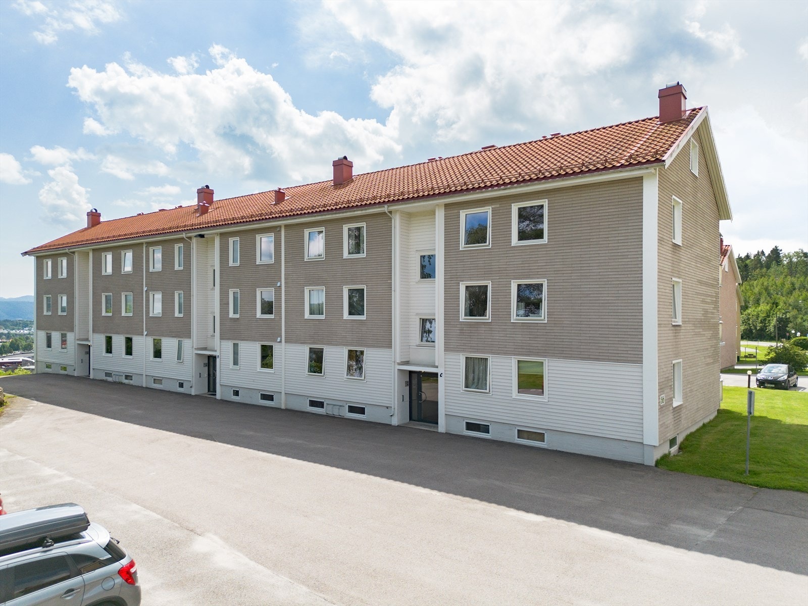 Boligen disponerer en bod i kjeller på 16 kvm og en bod på loftet på 4 kvm. Galleribilde