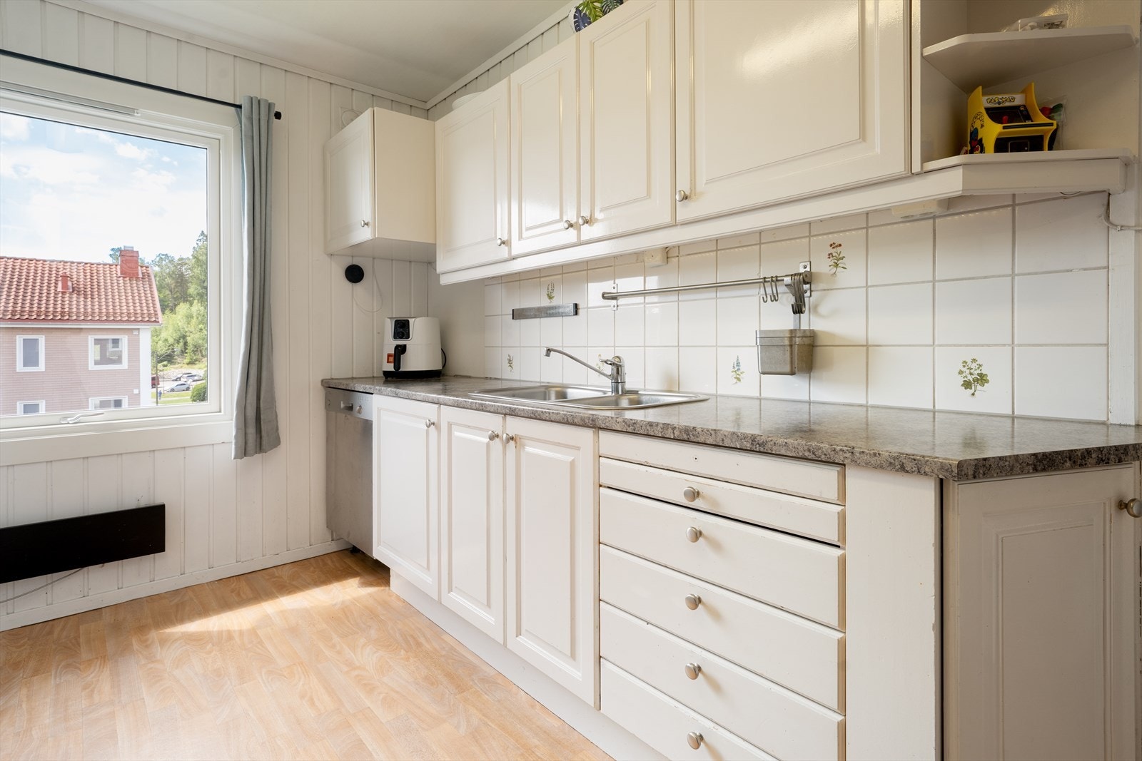 Kjøkkenet er 11 kvm stort, og har belegg på gulv og malt panel på vegger. Galleribilde